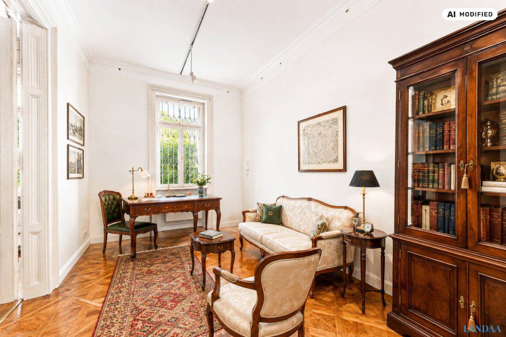 Stilvolles Wohnzimmer mit Parkettboden, Ledersessel und einem antiken Schreibtisch.