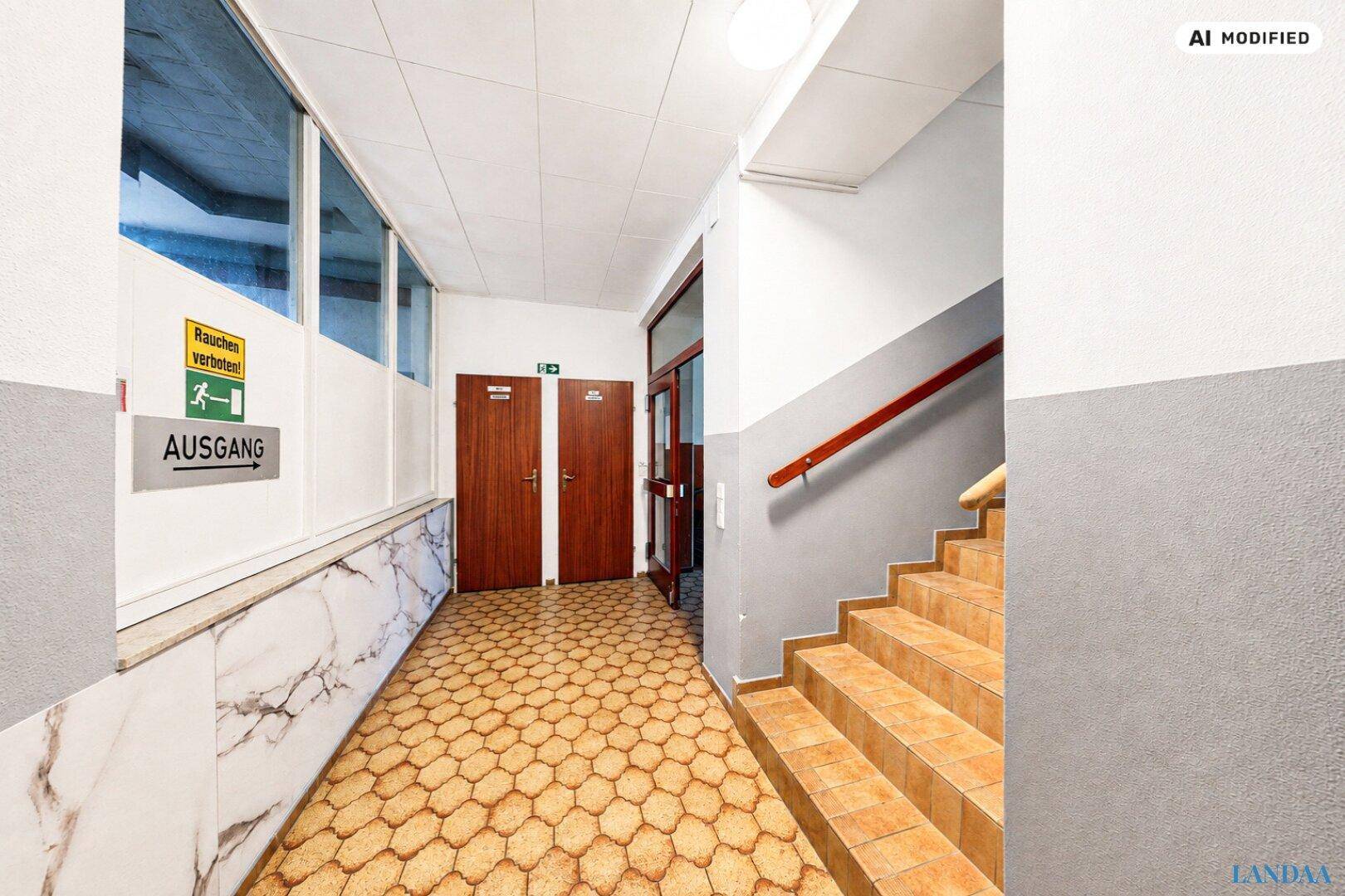 Heller Flur mit sechseckigen Fliesen, Marmor-Wandverkleidung und Zugang zu weiteren Räumen.