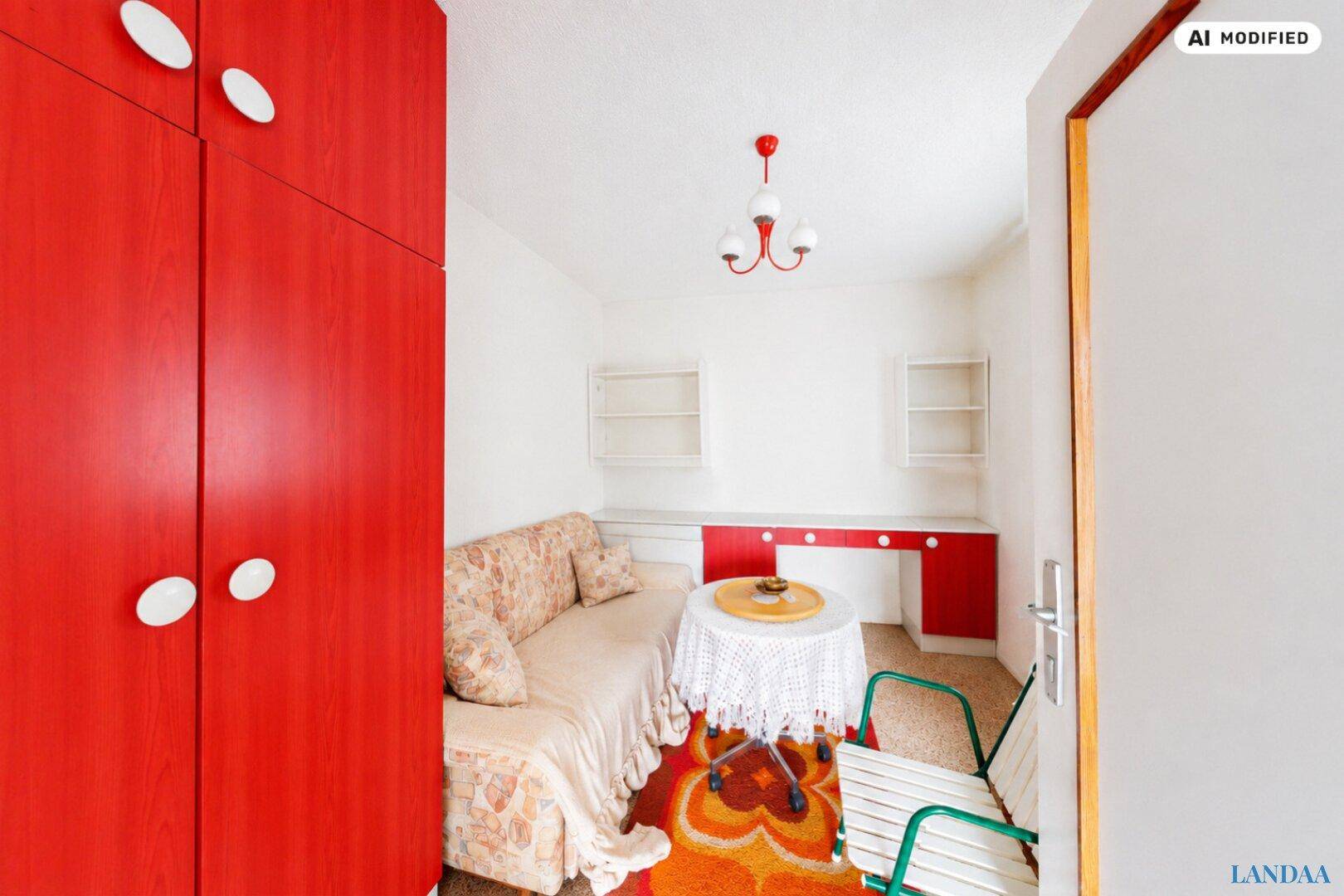 Kleines Zimmer mit auffälligem rotem Schrank, Sofa und farbenfroher, individueller Dekoration.