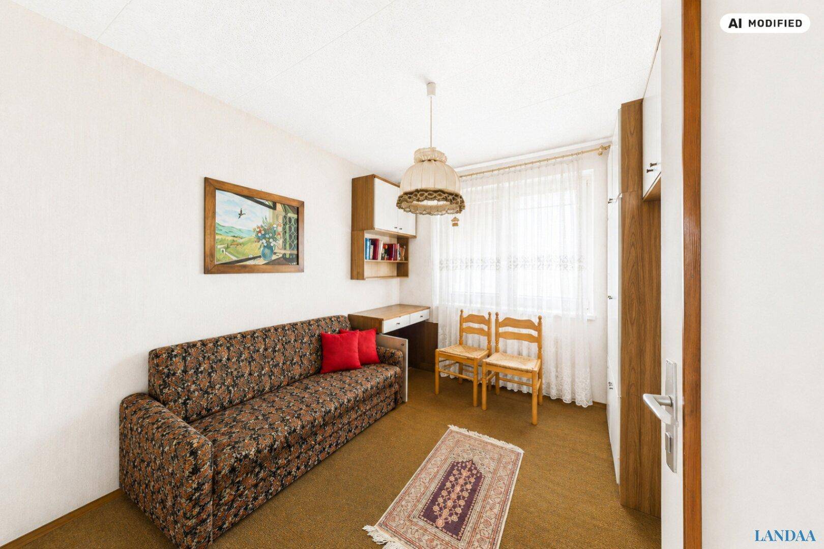 Gemütliches Schlafzimmer mit Teppichboden, einem Sofa und einfacher, funktionaler Einrichtung.