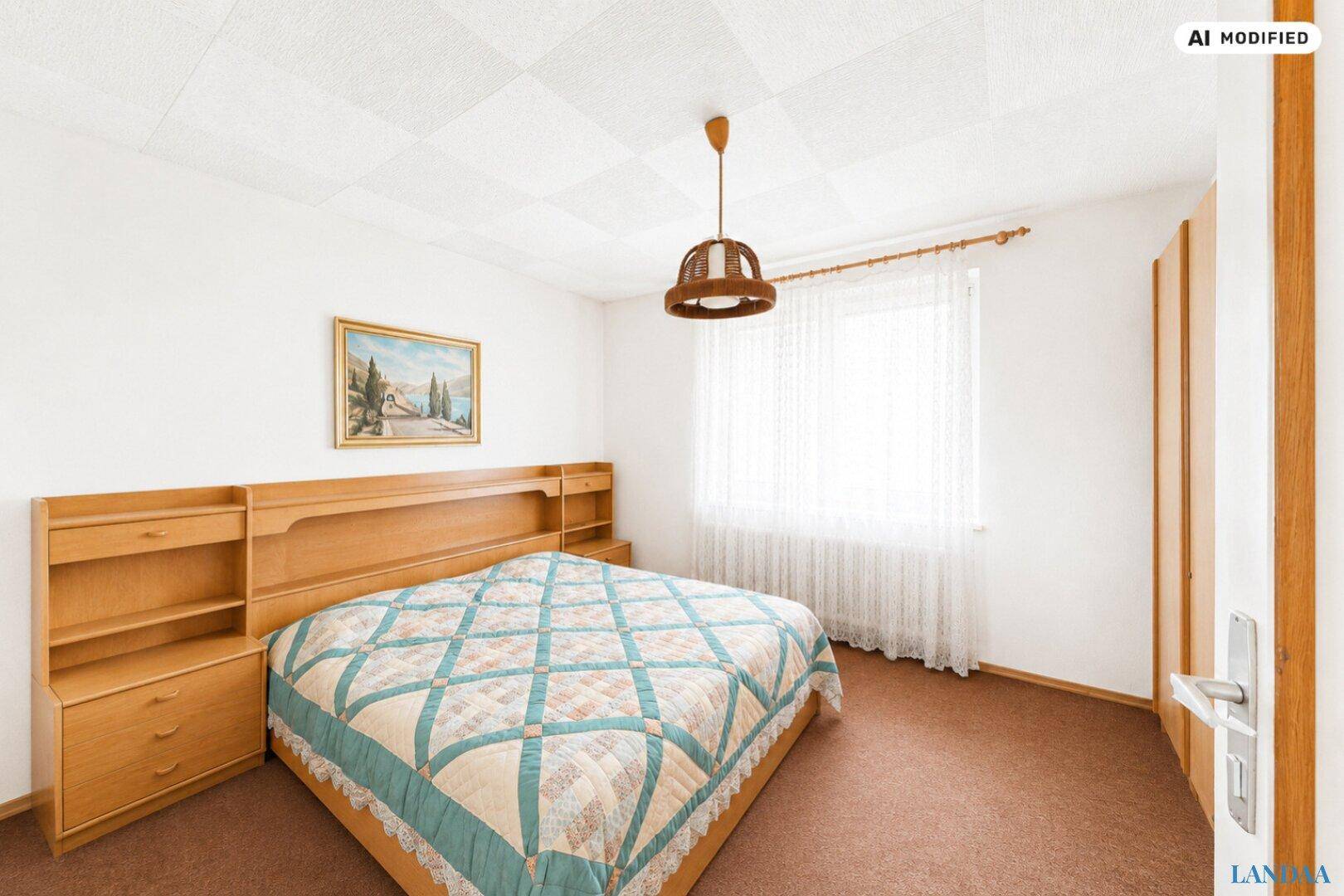 Helles Schlafzimmer mit Doppelbett, Teppichboden und klassischen Holzmöbeln.
