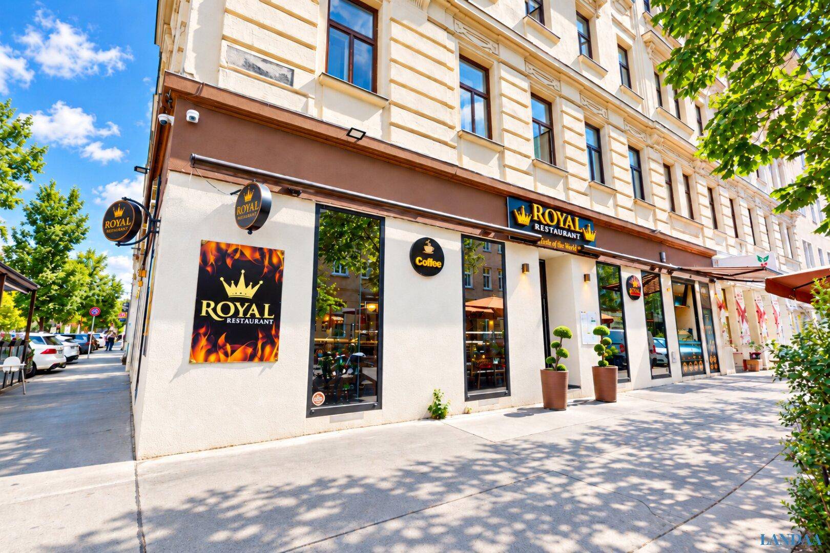 Außenansicht eines Restaurants in einem klassischen Gebäude mit großen Fenstern und Beschilderung.