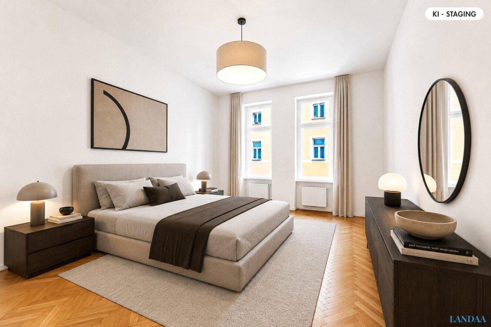 Gemütliches Schlafzimmer mit Doppelbett, Parkettboden und zwei hohen Fenstern für viel Helligkeit.
