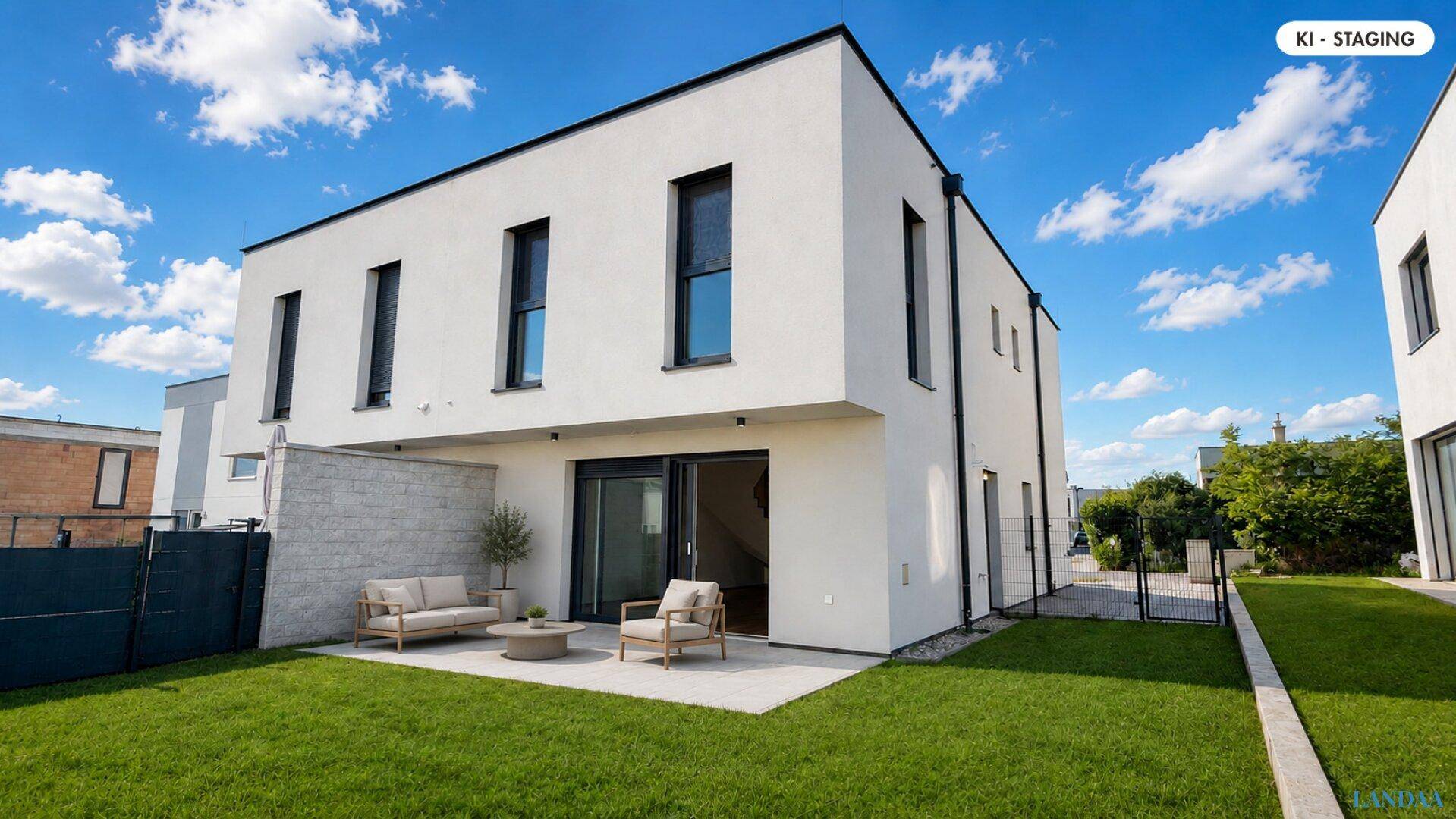 Moderne Hausfassade mit Terrasse, Garten und Sitzgelegenheiten im Freien.