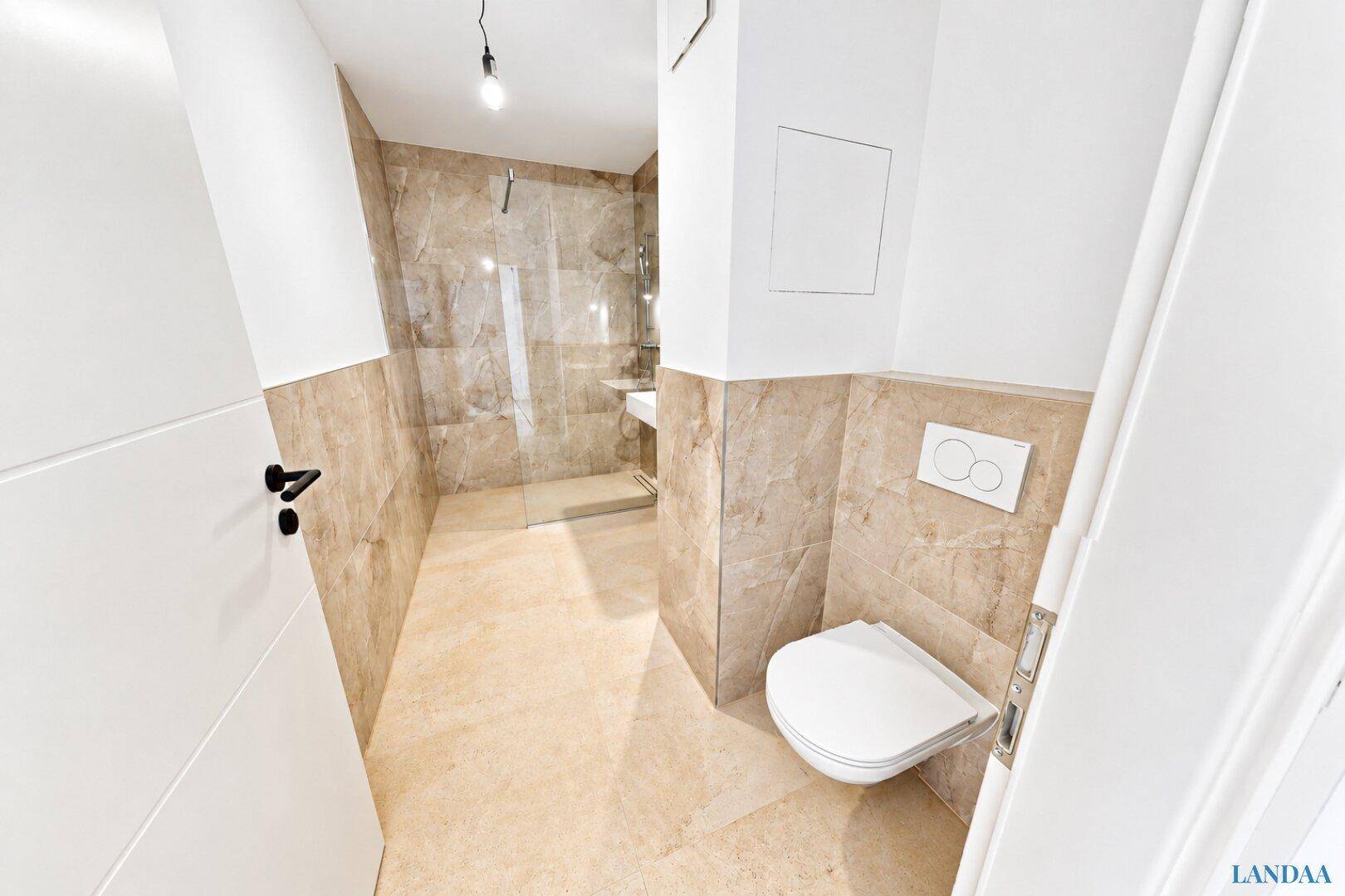 Modernes Badezimmer mit Wand-WC, begehbarer Dusche und eleganten Marmorfliesen.