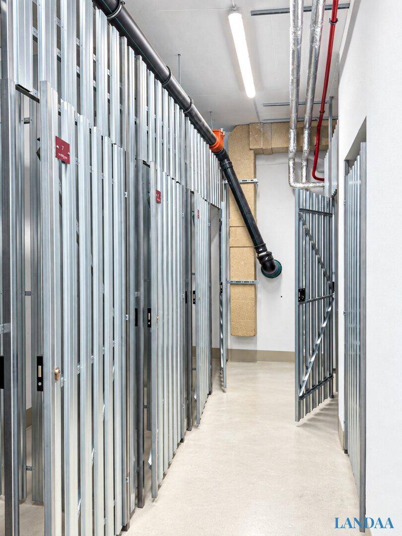 Geräumiger Abstellraum im Keller mit individuellen Lagerabteilen aus Metallgittern.
