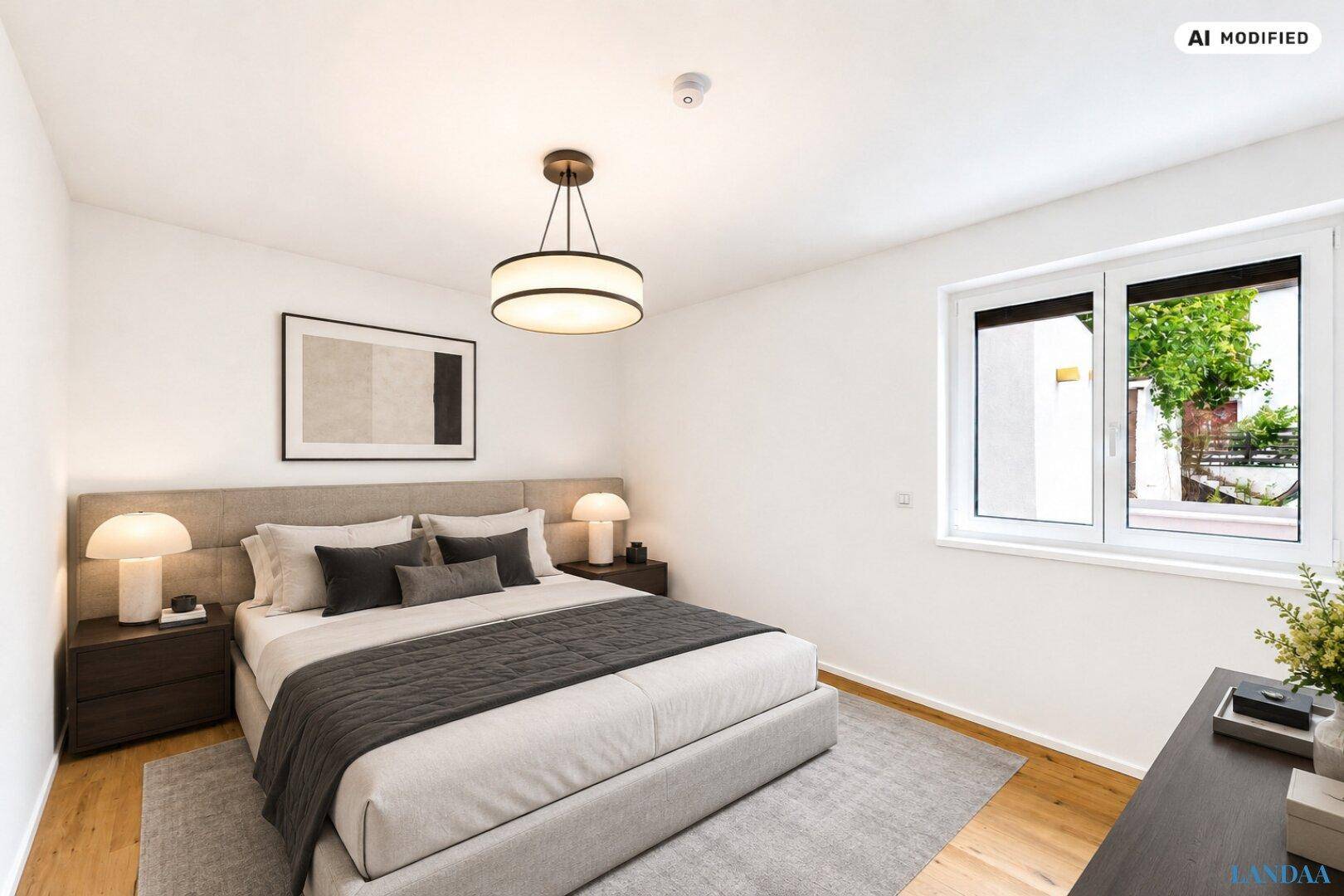 Helles Schlafzimmer mit modernem Doppelbett, Holzboden und großem Fenster für viel Tageslicht.