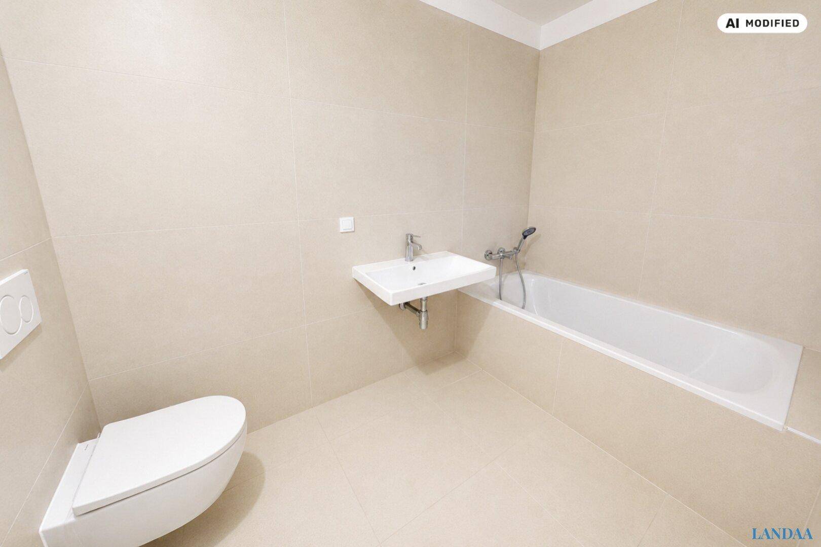 Modernes Badezimmer mit Badewanne, wandhängendem WC und beigen Fliesen an Wänden und Boden.