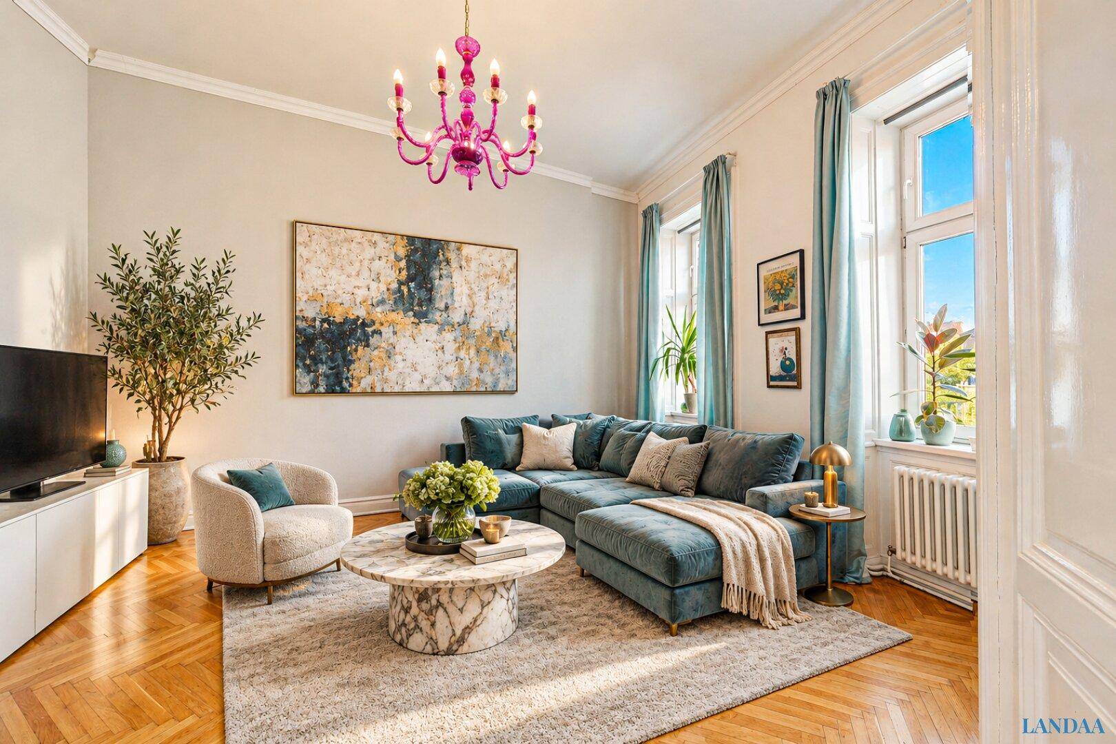 Stilvolles Wohnzimmer mit blauem Ecksofa, modernen Möbeln und großen Fenstern, die viel Tageslicht hereinlassen.