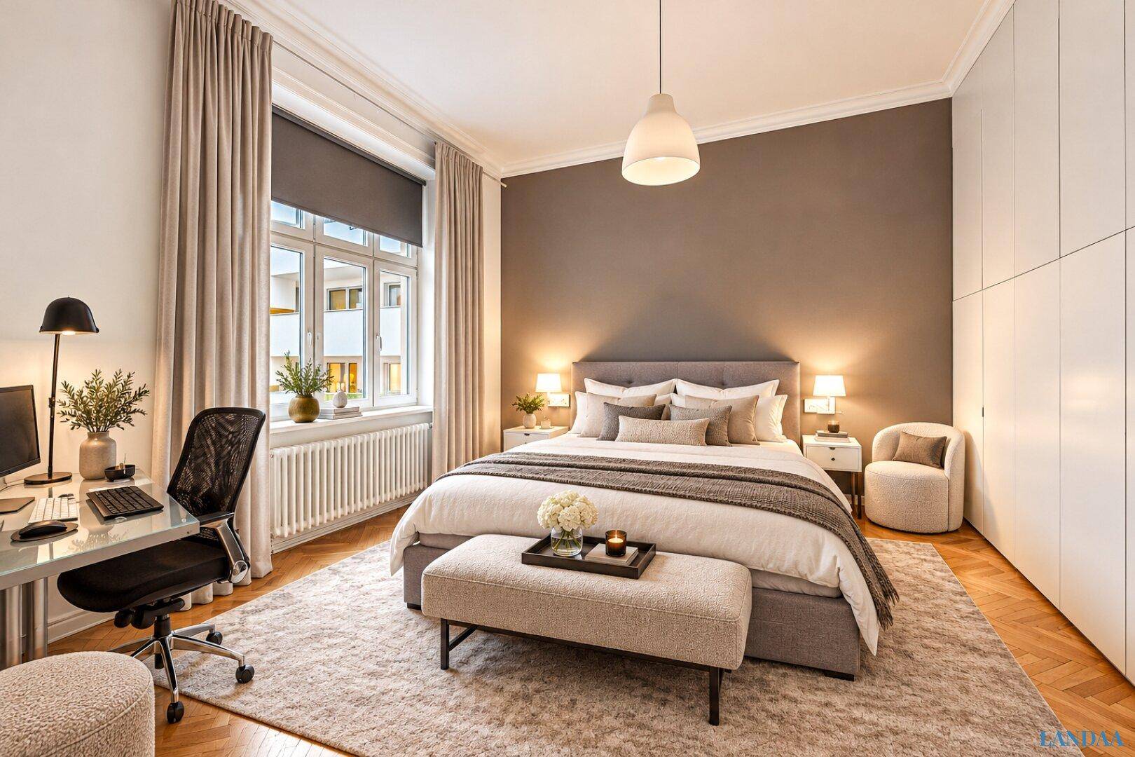 Gemütliches Schlafzimmer mit großem Bett, integrierten Kleiderschränken und einem Arbeitsbereich am Fenster.