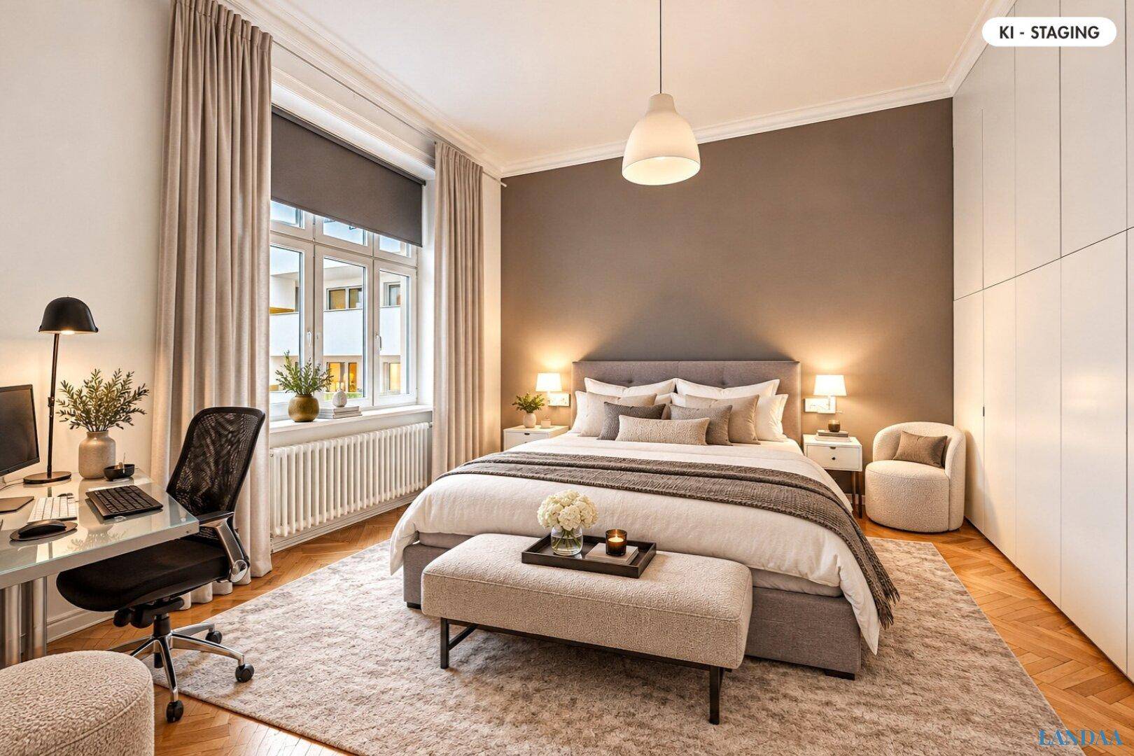 Gemütliches Schlafzimmer mit Doppelbett, Schreibtisch und Parkettboden.