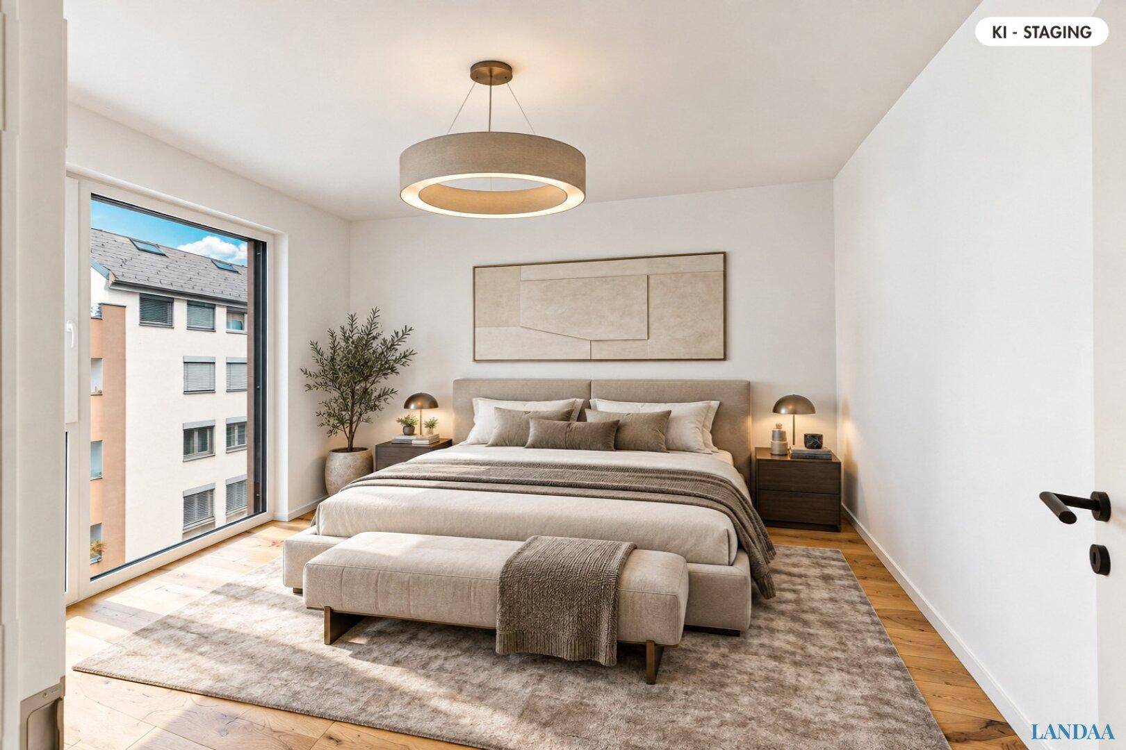 Modernes Schlafzimmer mit großem Bett, Holzboden und viel Tageslicht durch bodentiefe Fenster.