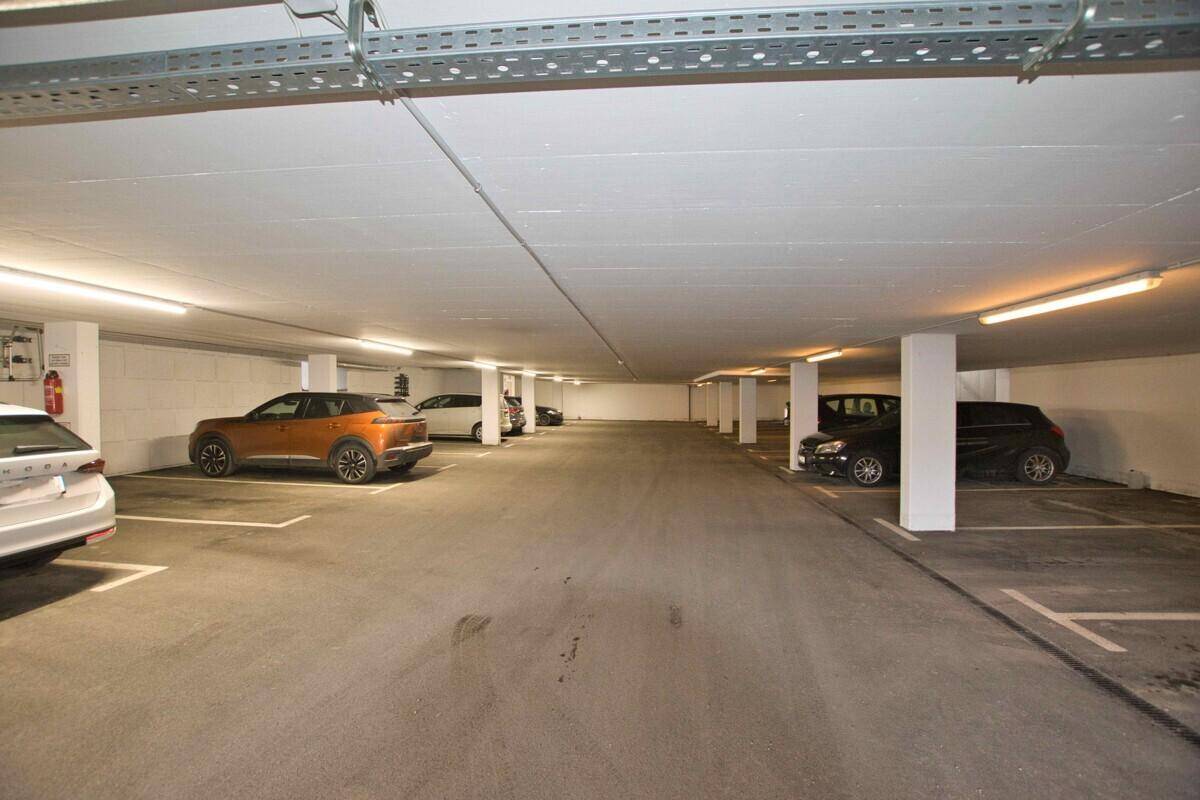 Geräumige Tiefgarage mit mehreren Stellplätzen und guter Beleuchtung.