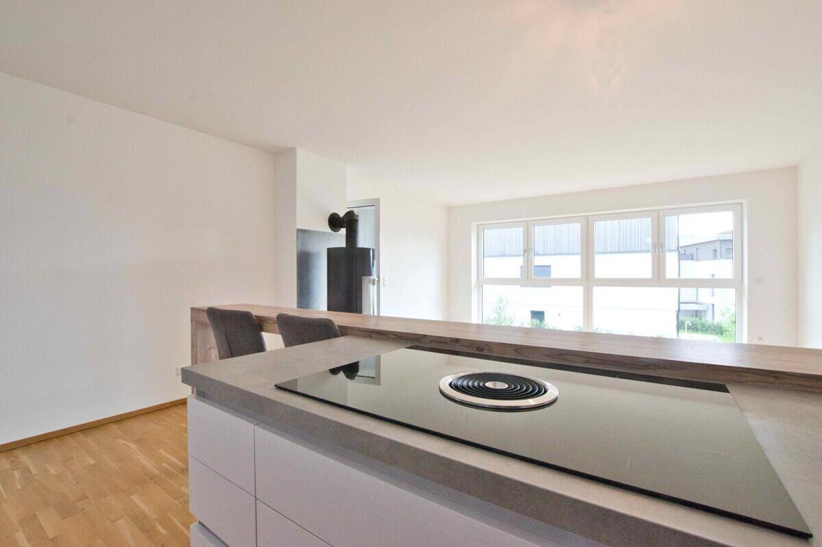 Moderne Küchenzeile mit integriertem Induktionskochfeld und Arbeitsplatte.