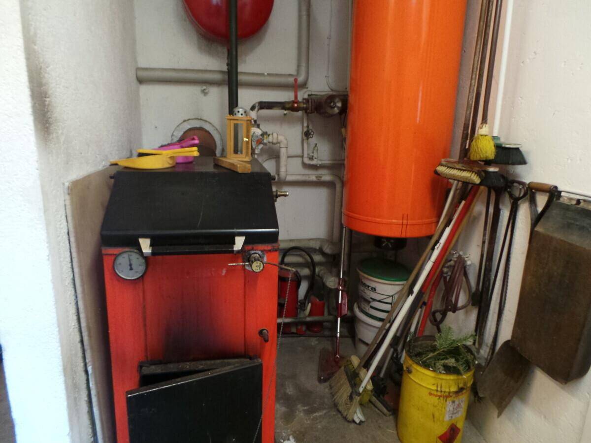 Heizungsraum mit Festbrennstoffkessel und Warmwasserspeicher, für die Wärmeversorgung des Hauses.