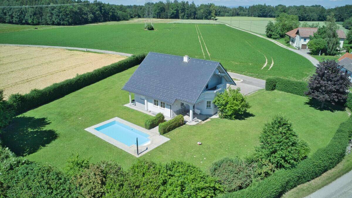 Vogelperspektive des Hauses mit Pool, umgeben von weitläufigen Feldern und ländlicher Idylle.