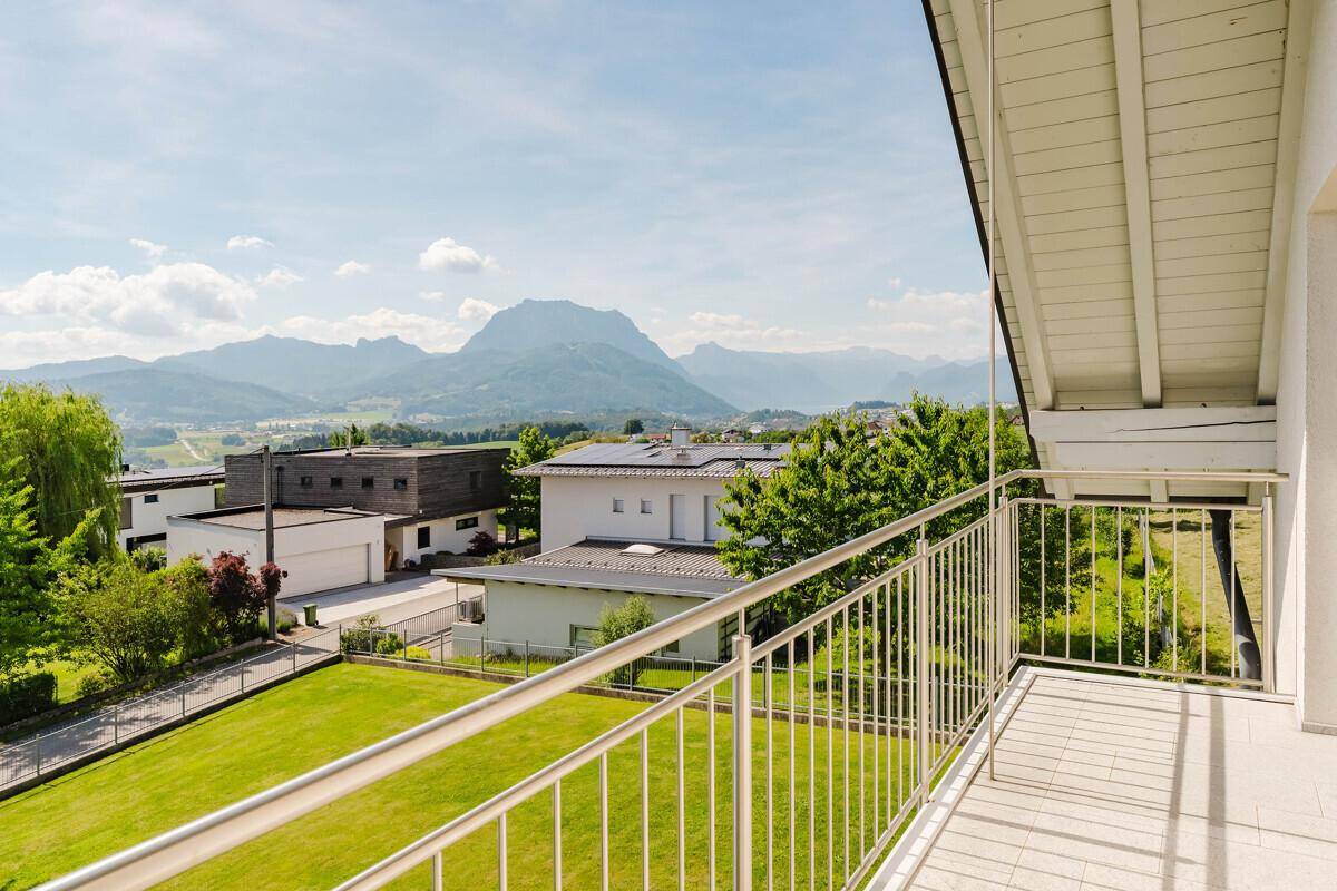 Geräumiger Balkon mit Edelstahlgeländer und atemberaubendem Blick auf die Berge und Umgebung.