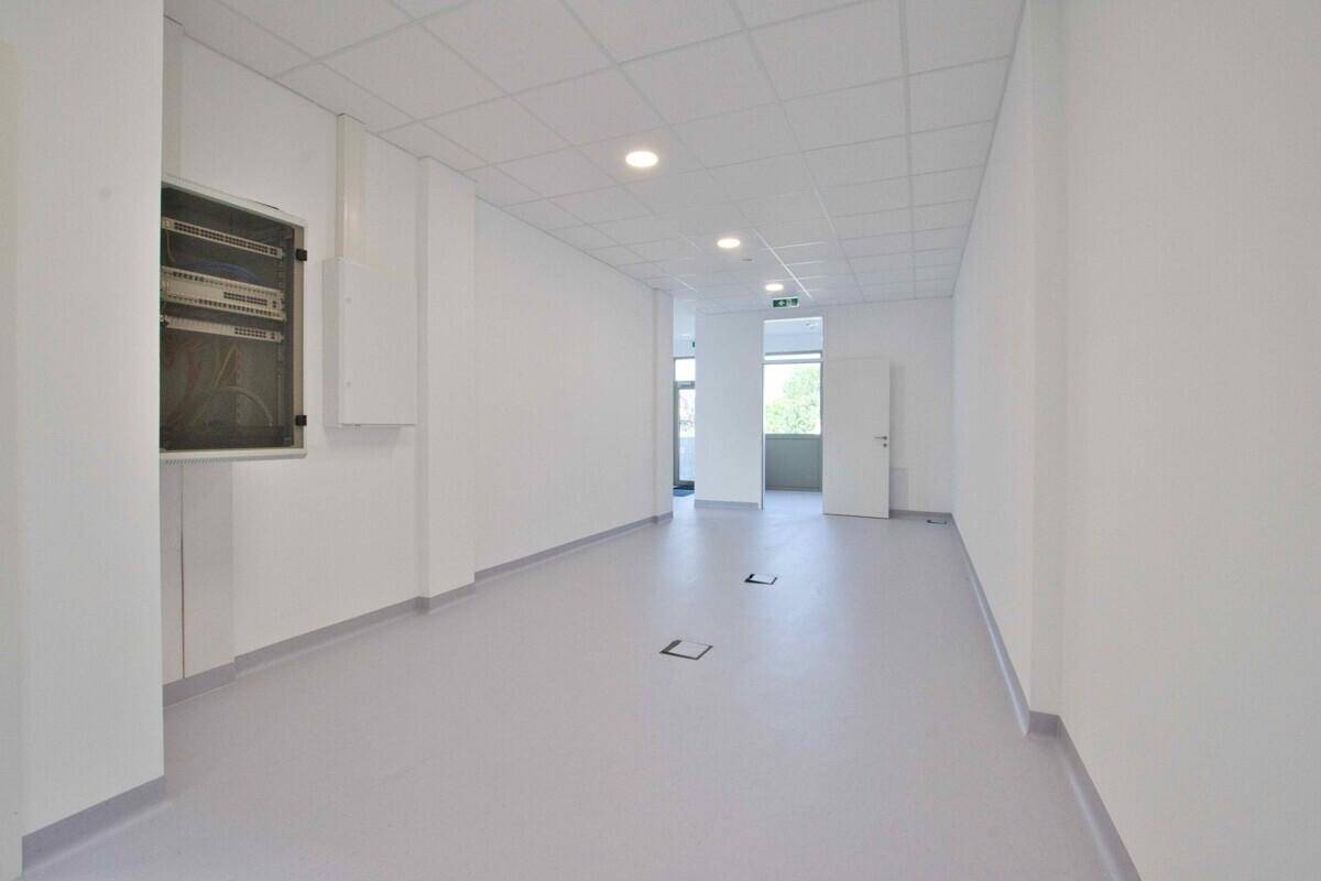 Geräumiger Flur mit Deckenbeleuchtung und Elektroschrank, funktional und hell.