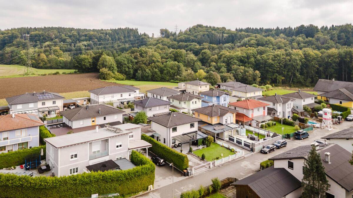 Überblick über eine ruhige Wohnsiedlung mit Einfamilienhäusern und viel Grünfläche.