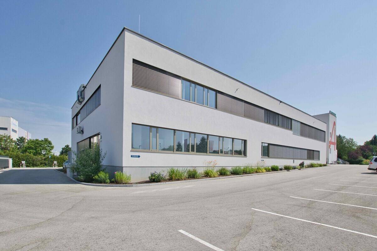 Gepflegtes Bürogebäude mit moderner Architektur und ausreichend Parkmöglichkeiten.