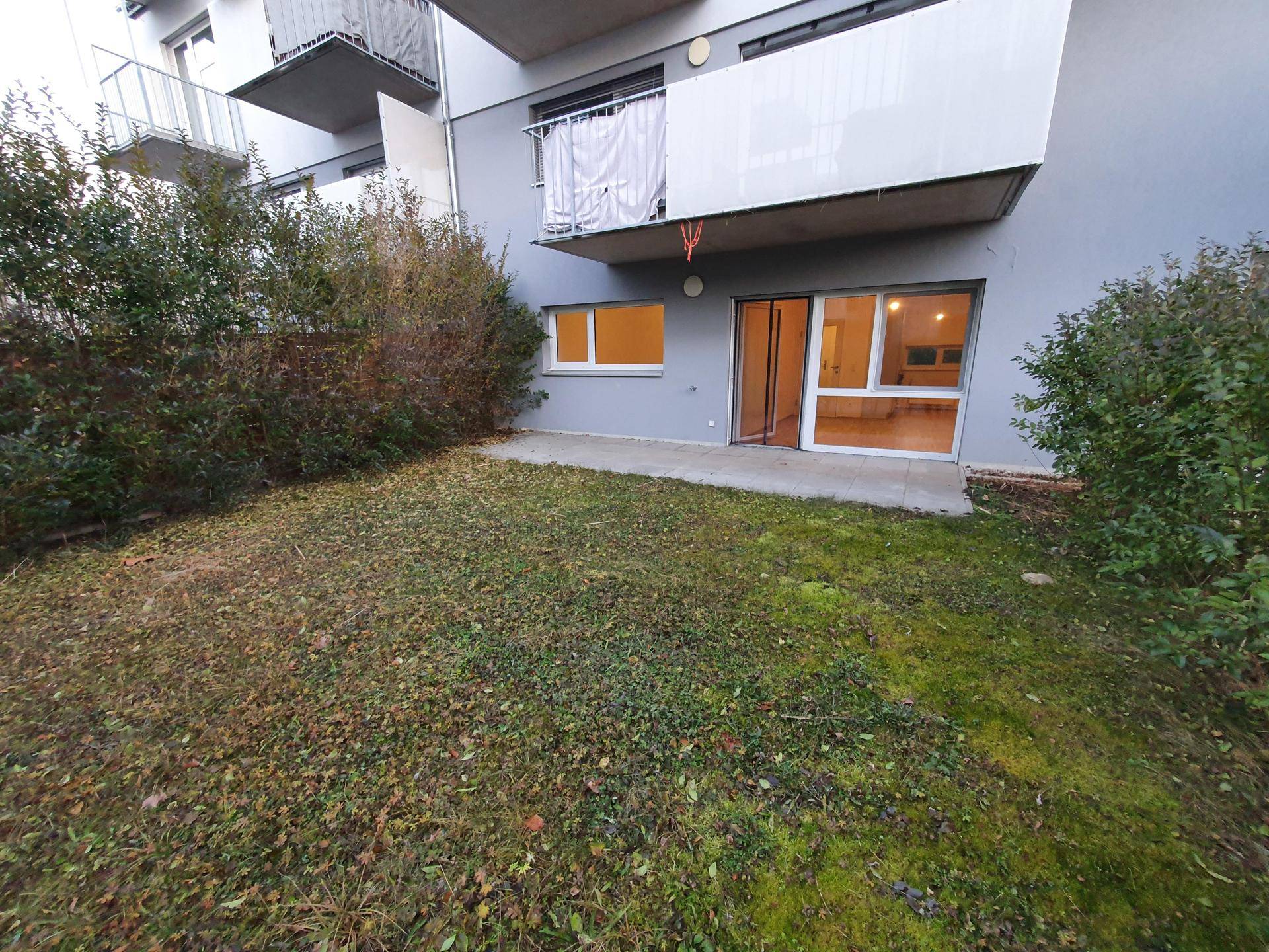 Privater Gartenbereich mit Rasenfläche und direktem Zugang von der Wohnung.