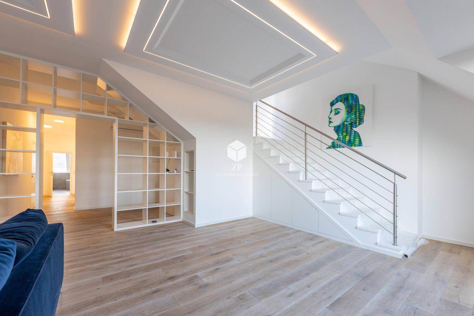 Heller Wohnbereich mit moderner Treppe, integrierten Regalen und Holzboden.