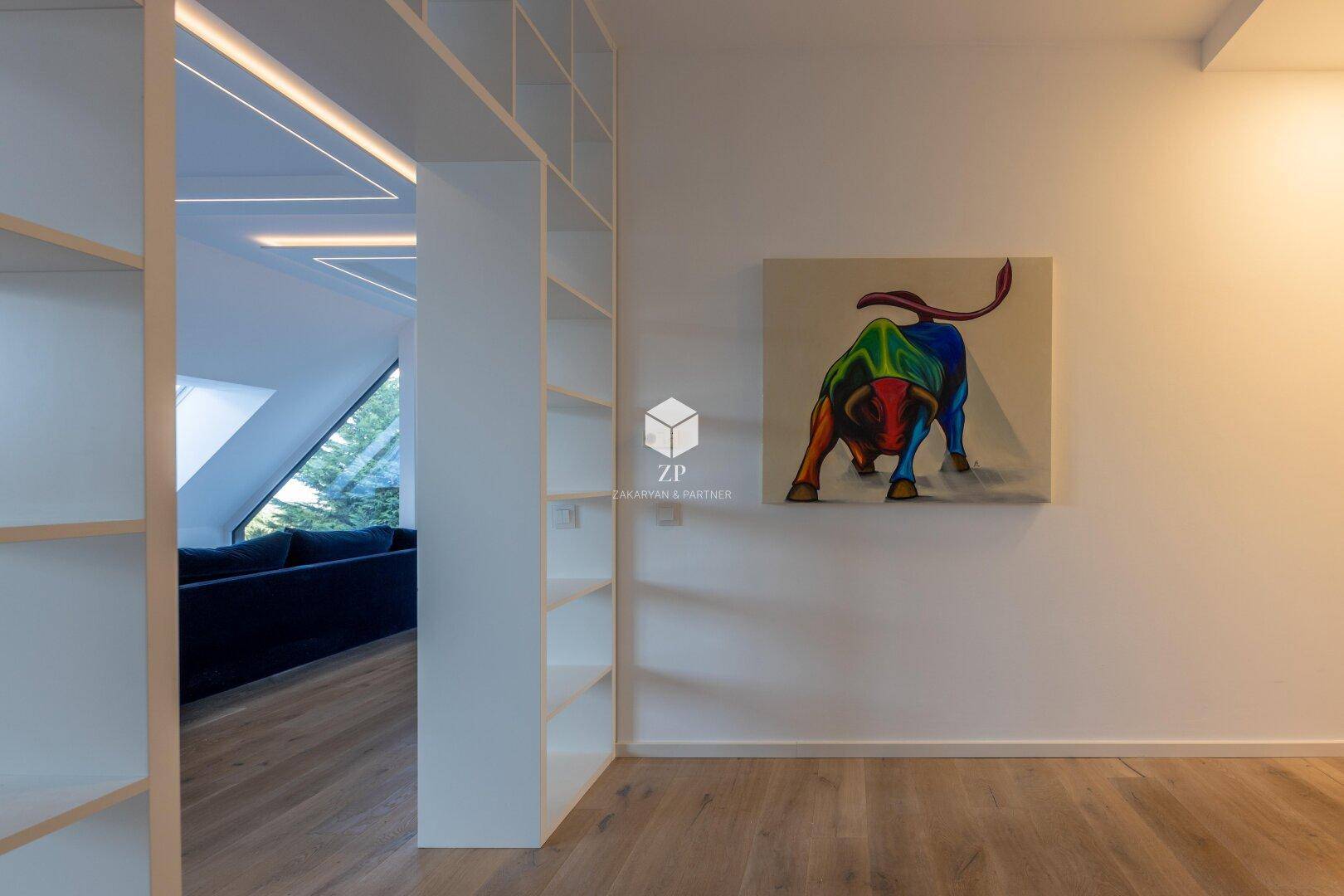 Flur mit hellem Holzboden und einem farbenfrohen Kunstwerk an der Wand.