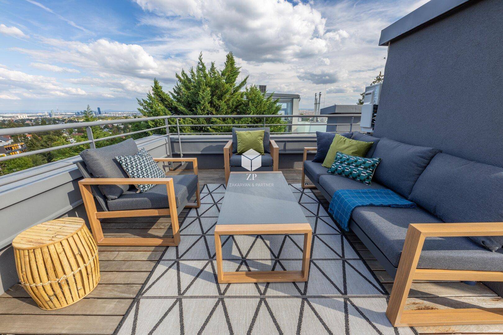 Großzügige Dachterrasse mit bequemen Loungemöbeln und Panoramablick über die Stadt.