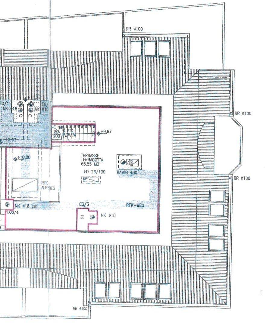 Grundriss der Dachterrasse mit 65,85 m² und Kamin.