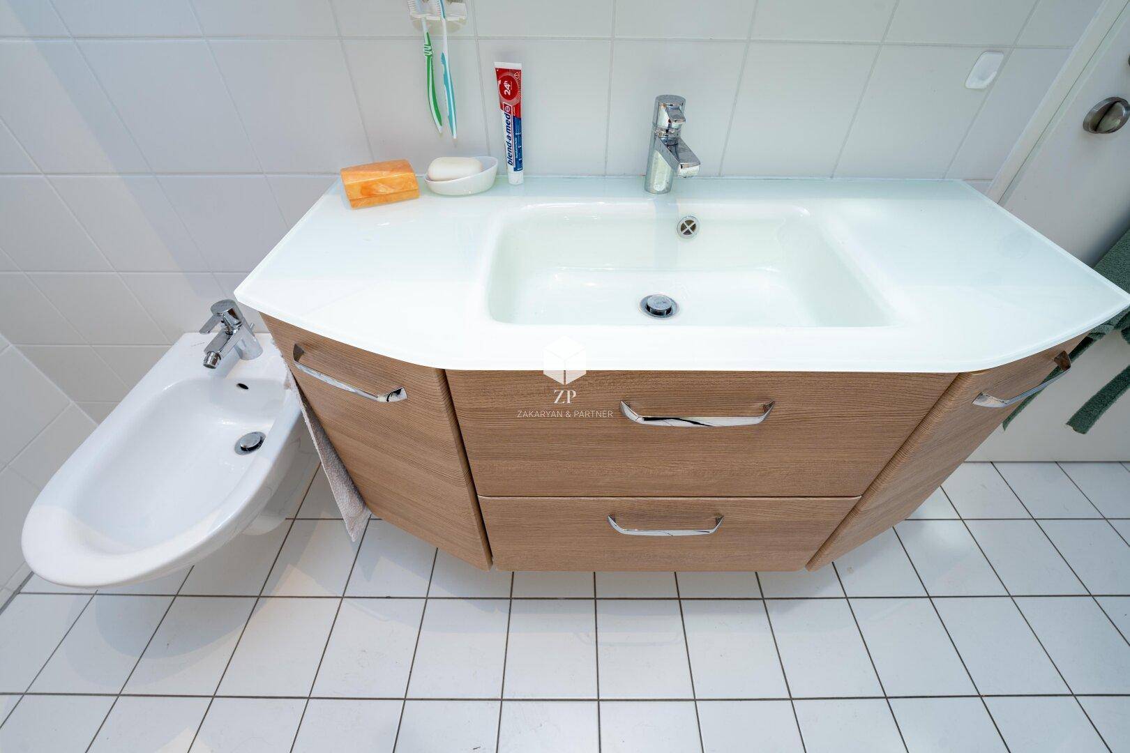 Moderner Waschtisch mit integriertem Waschbecken und Bidet.