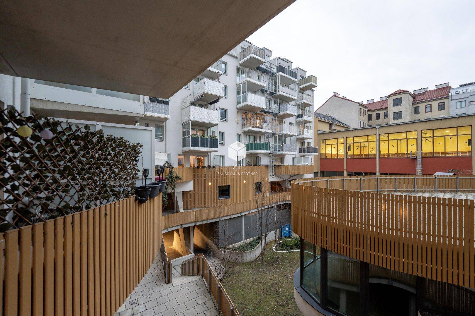 Ansicht eines modernen Wohngebäudes mit Terrassen und Balkonen.