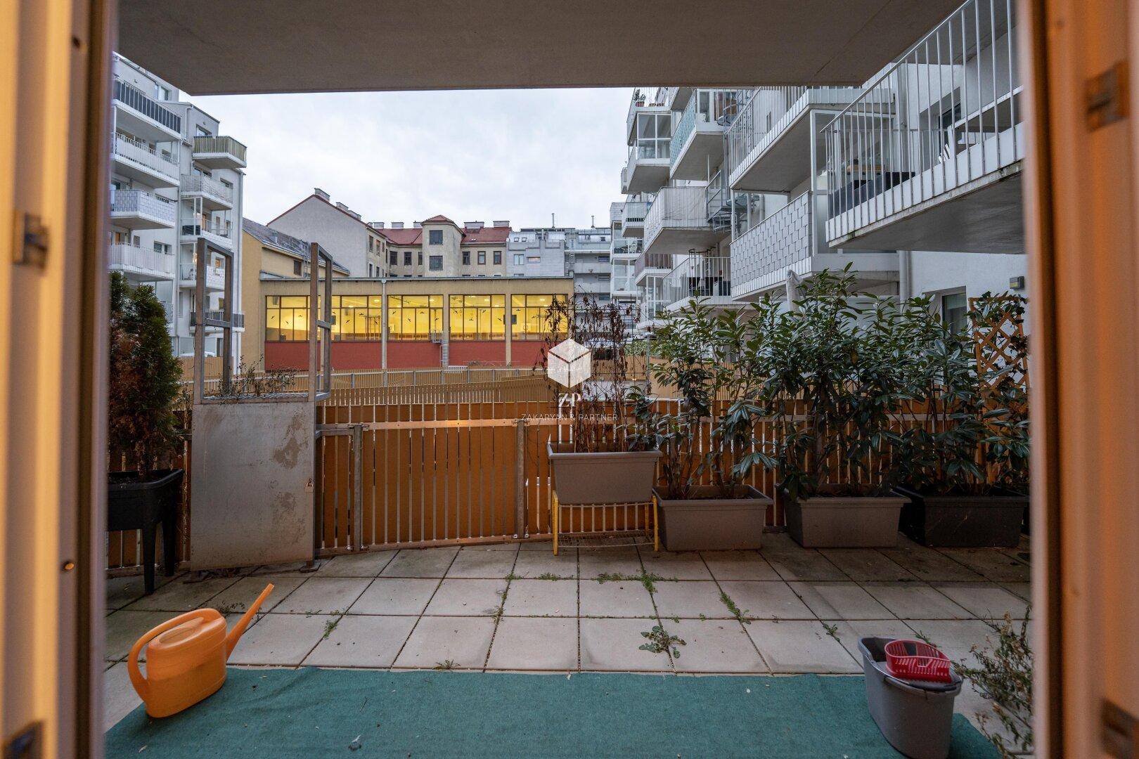 Terrasse mit Blick auf den Innenhof und die umliegenden Gebäude.
