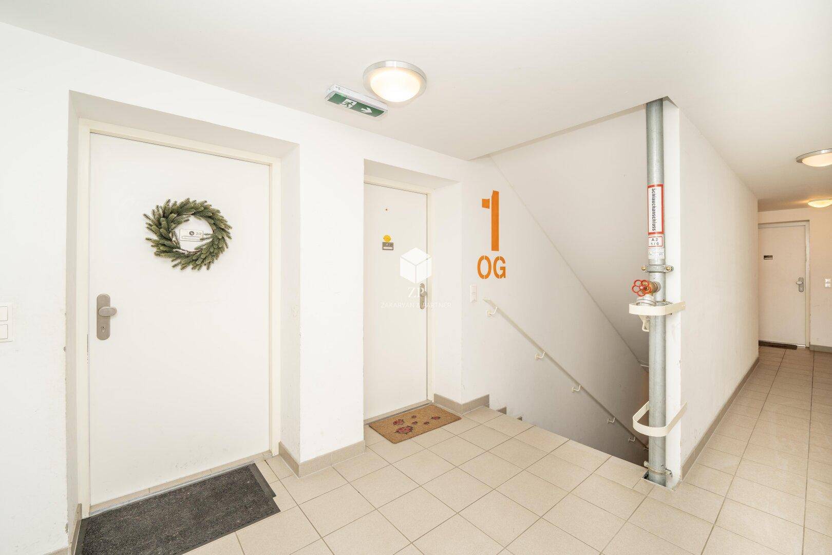 Treppenhaus und Eingangsbereich zu den Wohnungen im ersten Obergeschoss.