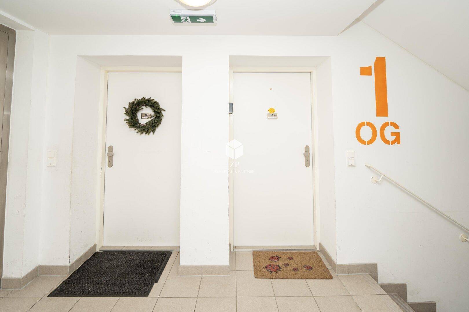 Zwei Wohnungseingangstüren im ersten Obergeschoss eines Mehrfamilienhauses.