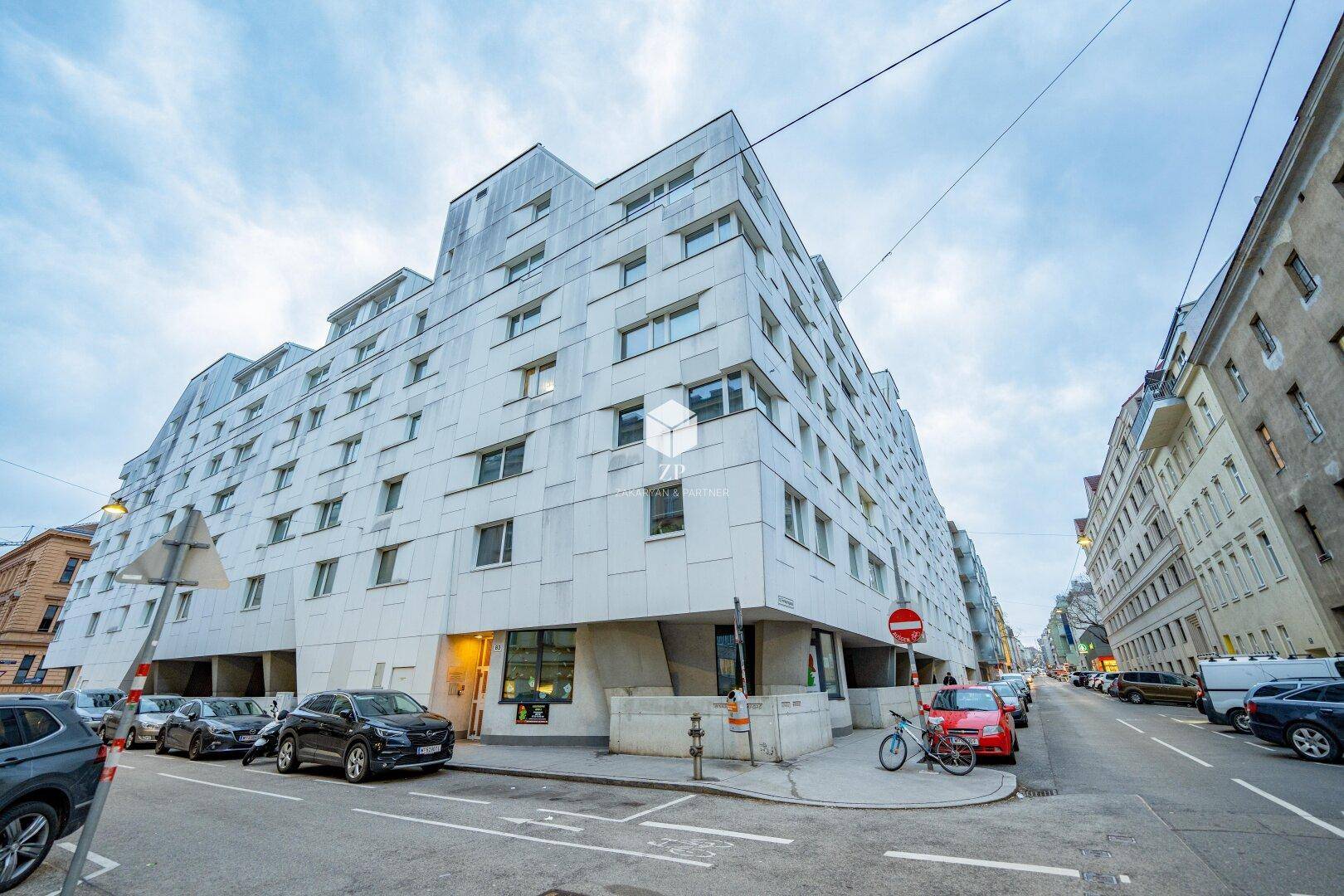 Straßenansicht eines großen Wohngebäudes mit moderner Architektur.