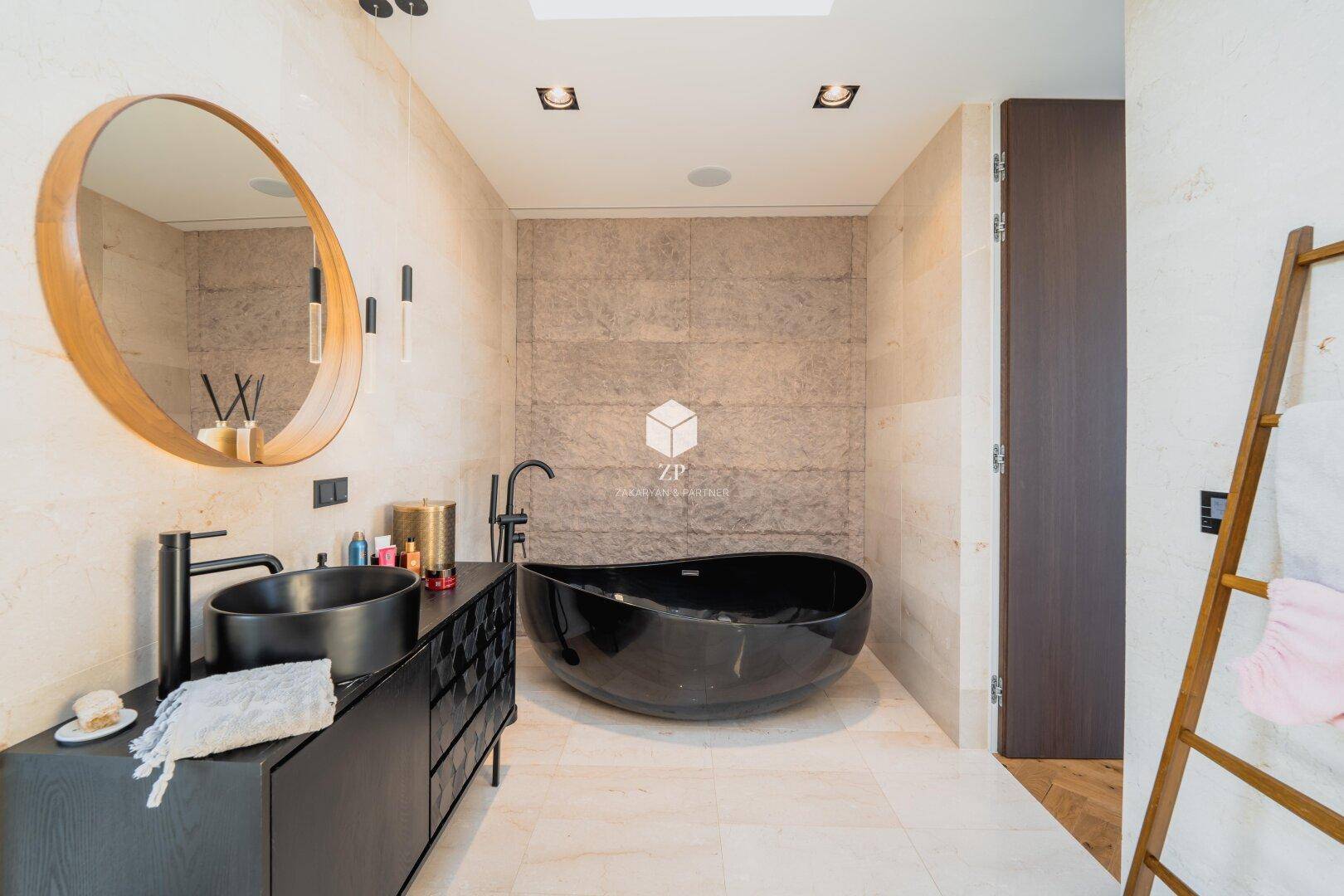 Elegantes Badezimmer mit schwarzer freistehender Badewanne, Doppelwaschbecken und modernen Fliesen.