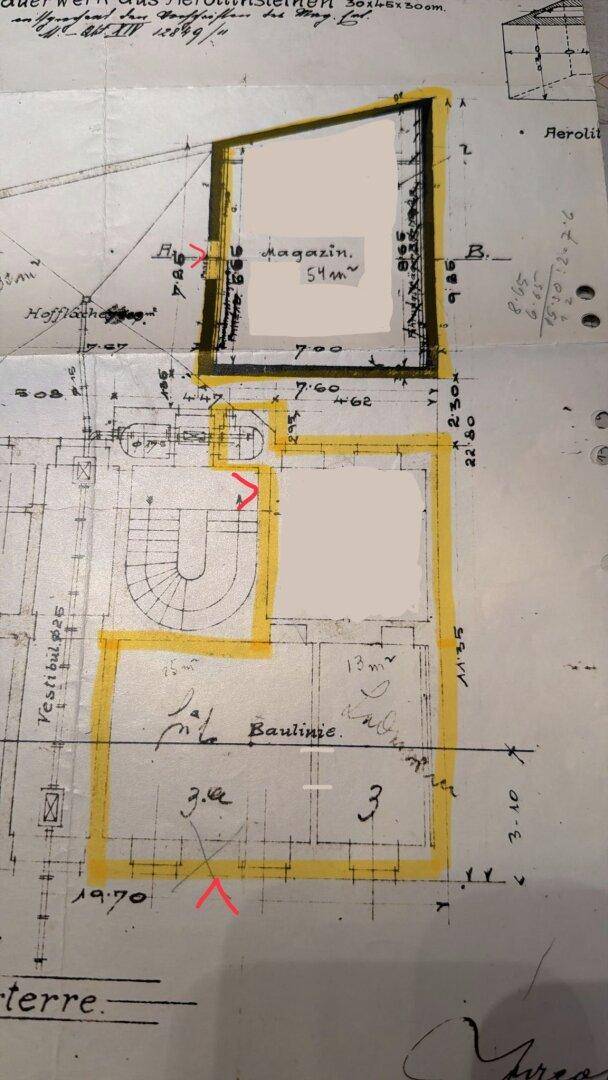 Historischer, handgezeichneter Grundriss mit eingezeichneten Bereichen und Maßen.
