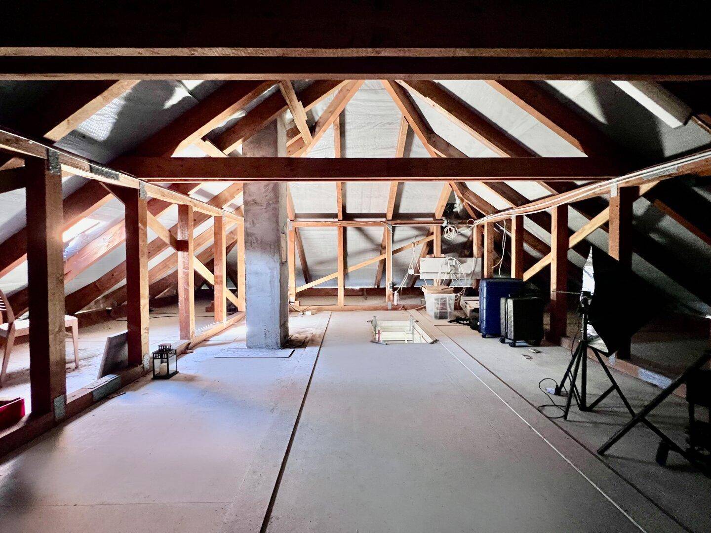 Unausgebauter Dachboden mit sichtbaren Holzbalken, bietet Ausbaupotenzial.