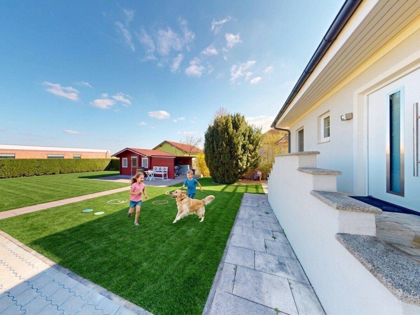 Großer, gepflegter Garten mit Rasenfläche, Gartenhaus und spielenden Kindern.