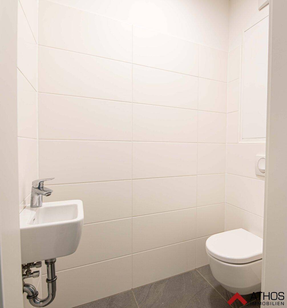 separates WC mit Handwaschbecken