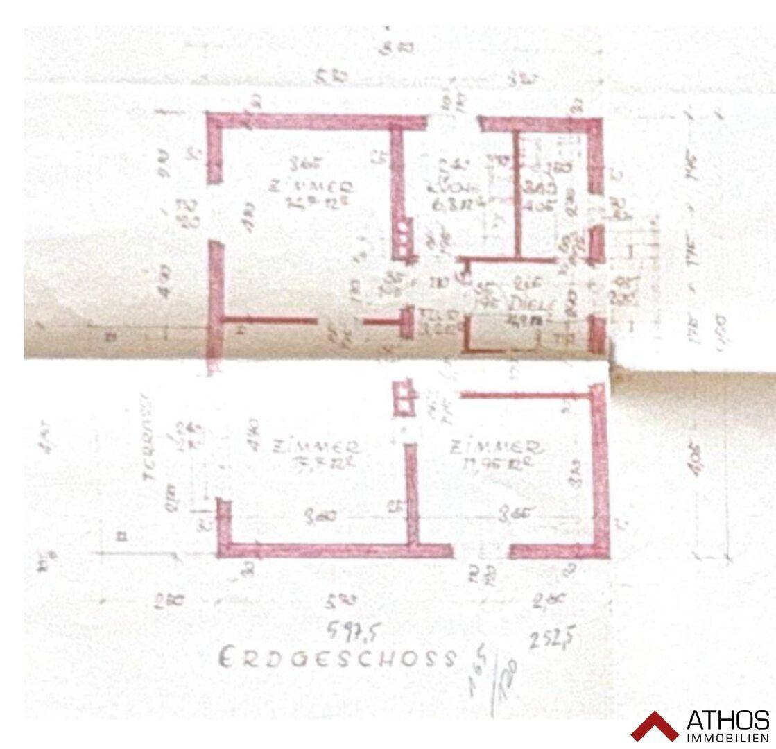 Grundriss des Erdgeschosses mit Zimmern und Terrasse, inklusive Maßangaben.