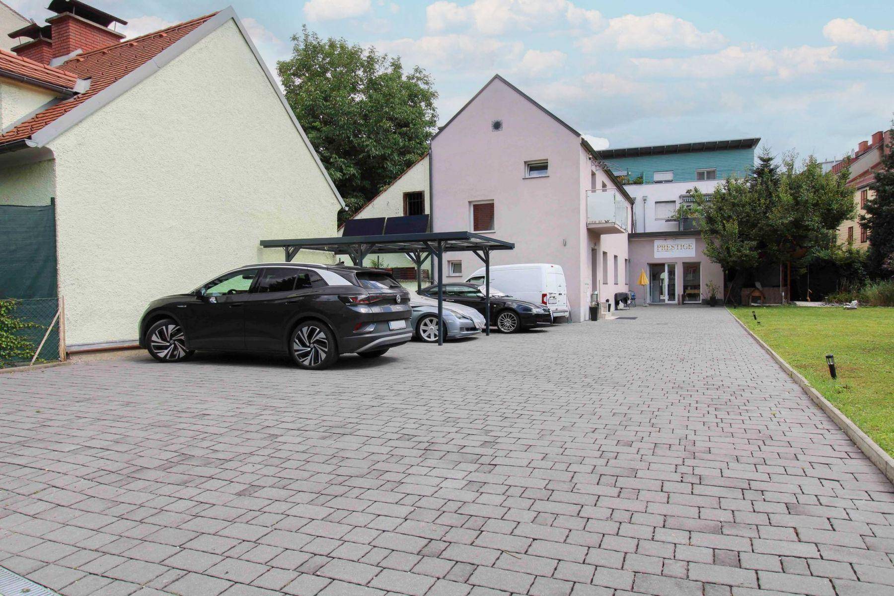 Haus Parkplatz (2)