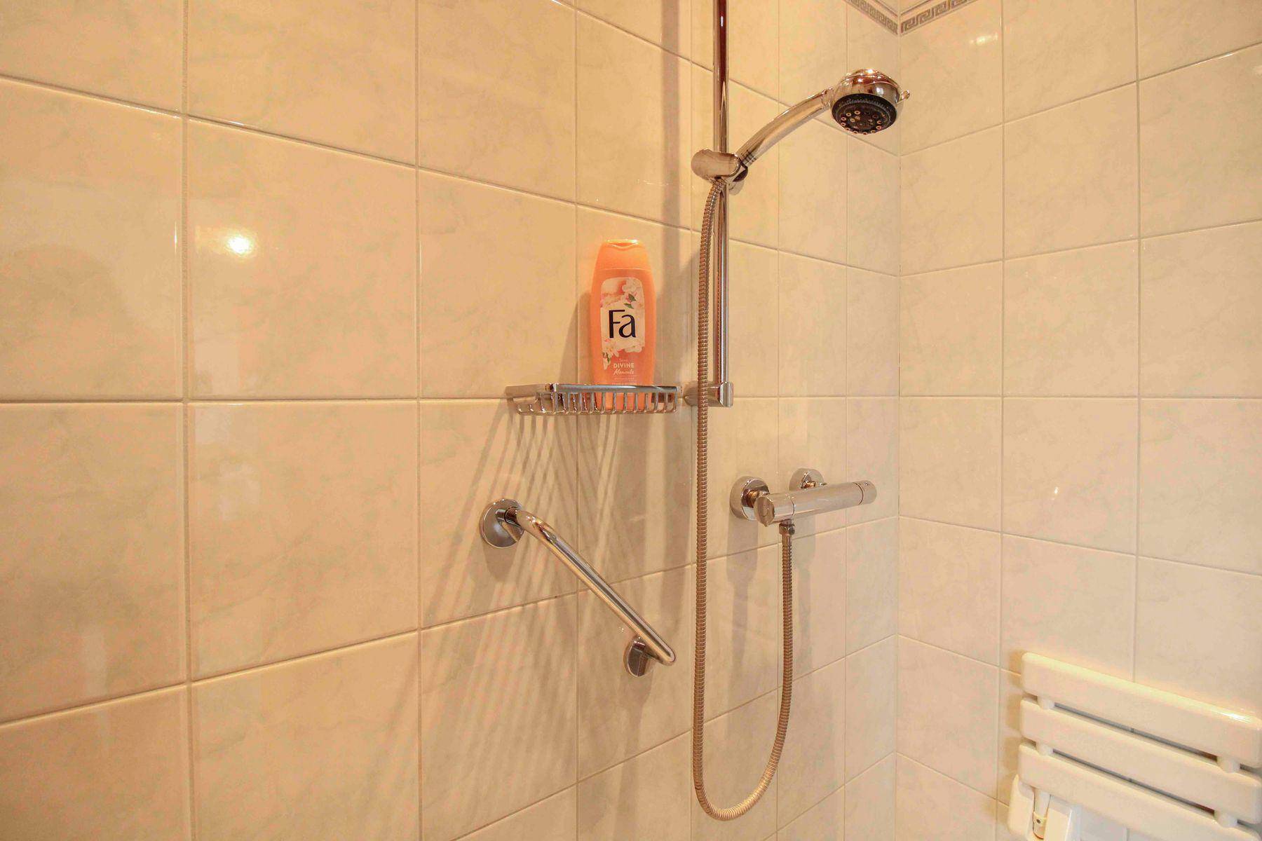 12_Badezimmer-Dusche