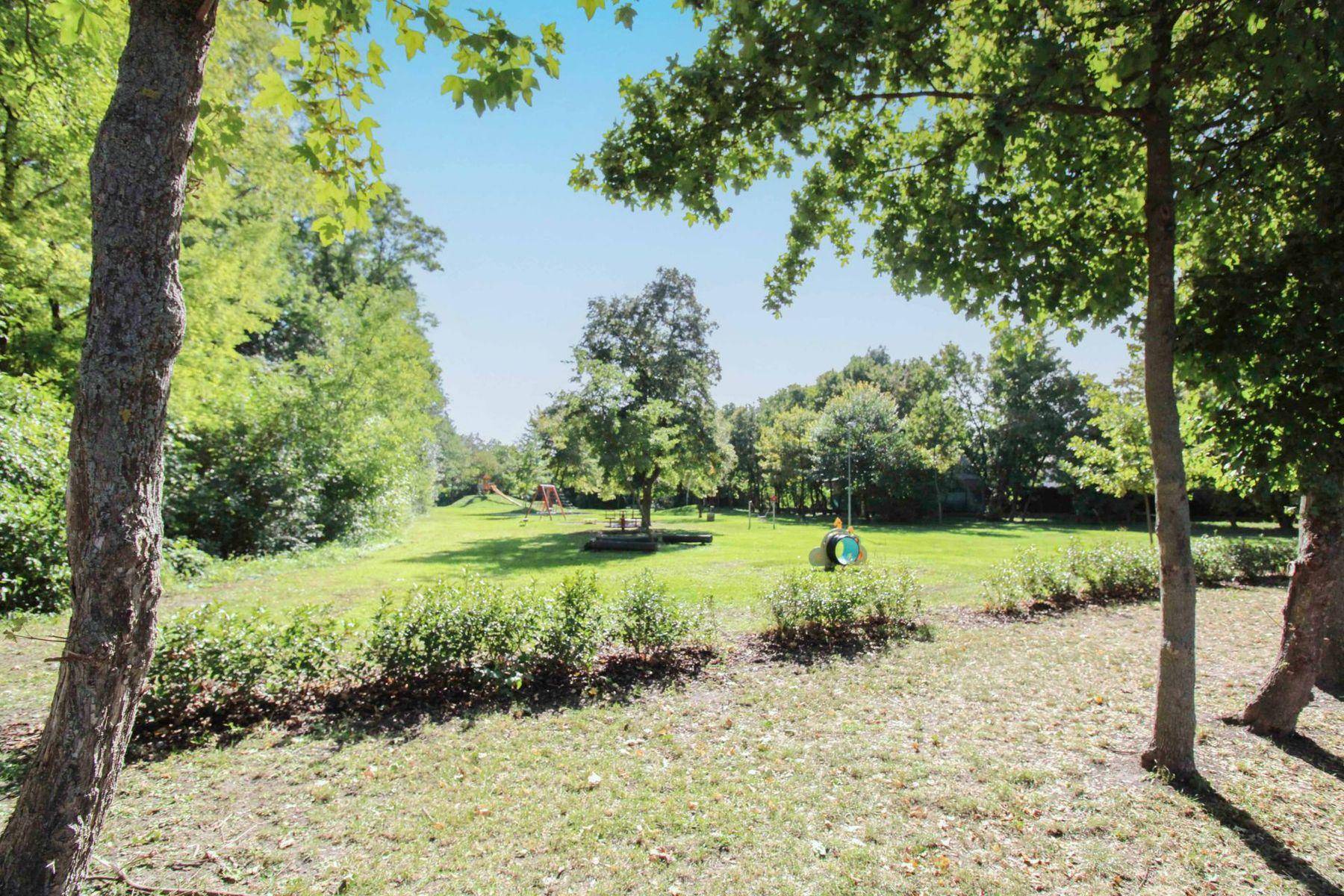 Spielplatz hinterm Haus