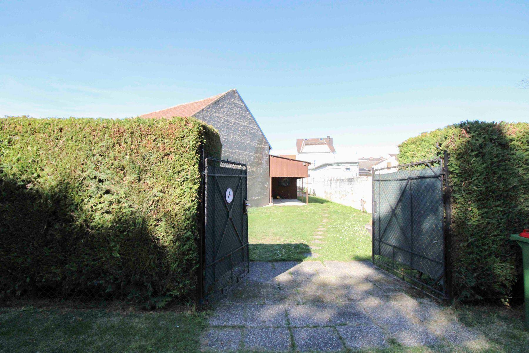 Einfahrt hinterm Haus