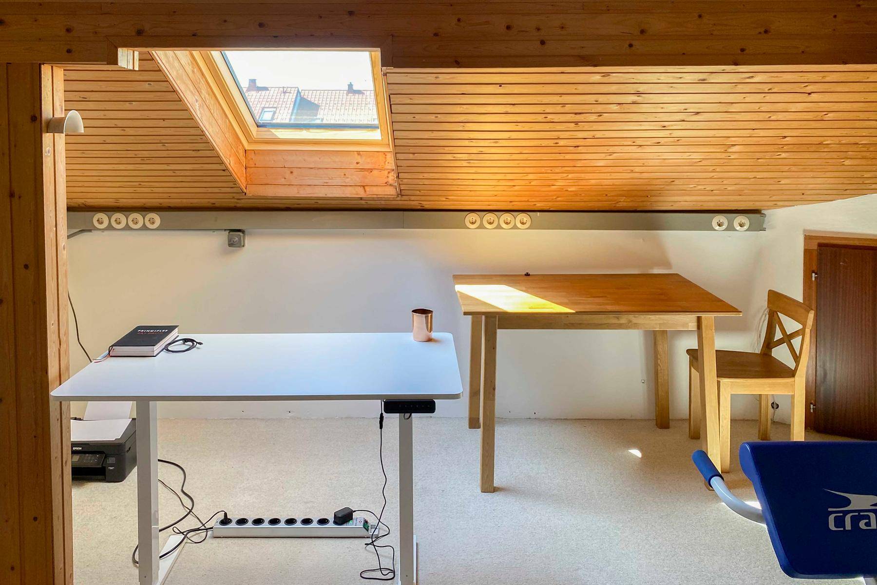Geräumiges Dachzimmer mit Holzbalkendecke und Oberlicht, bietet viel Platz für Hobby oder Büro.