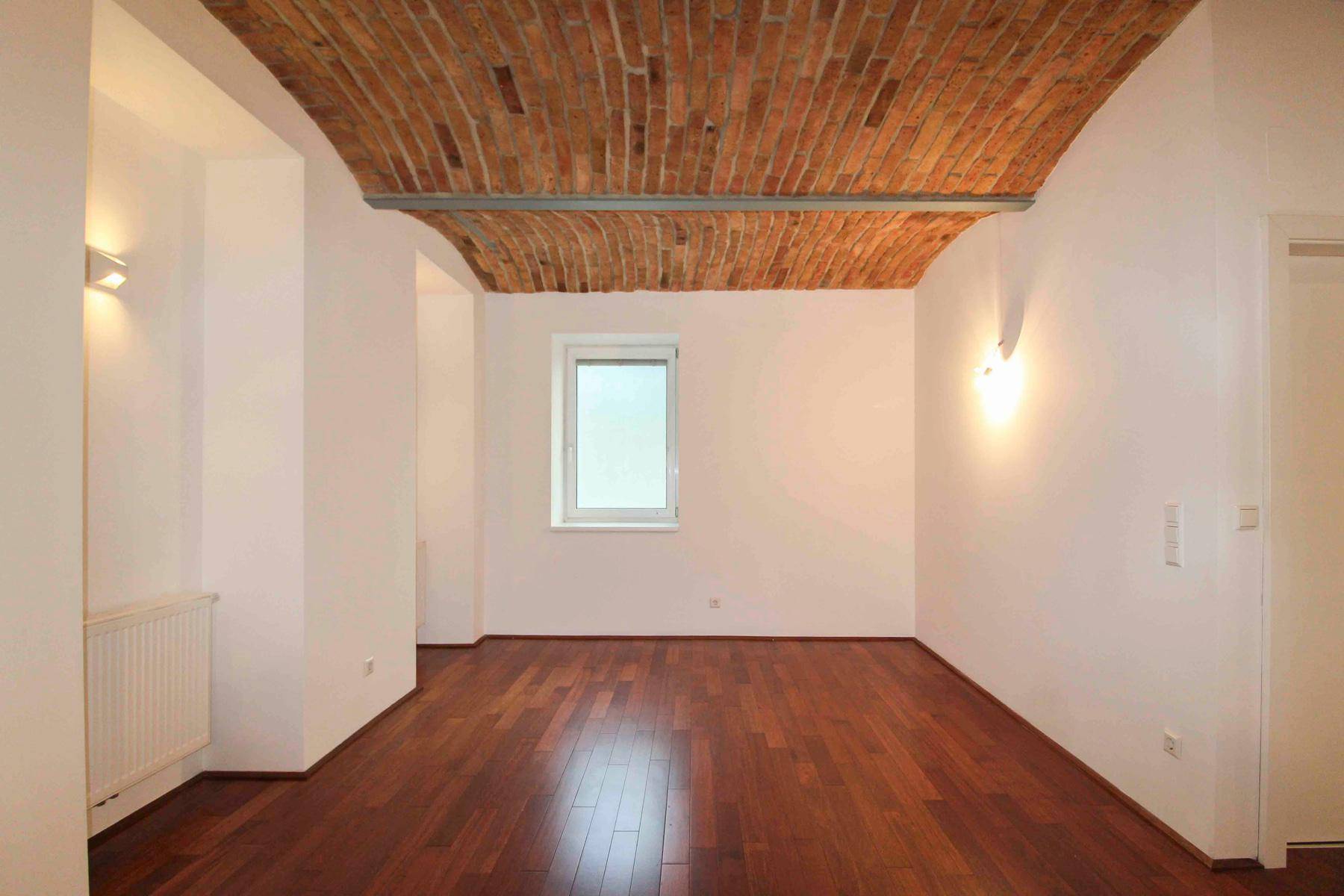 Schöne barrierearme 2 Zimmerwohnung mit Garten und Garage – další