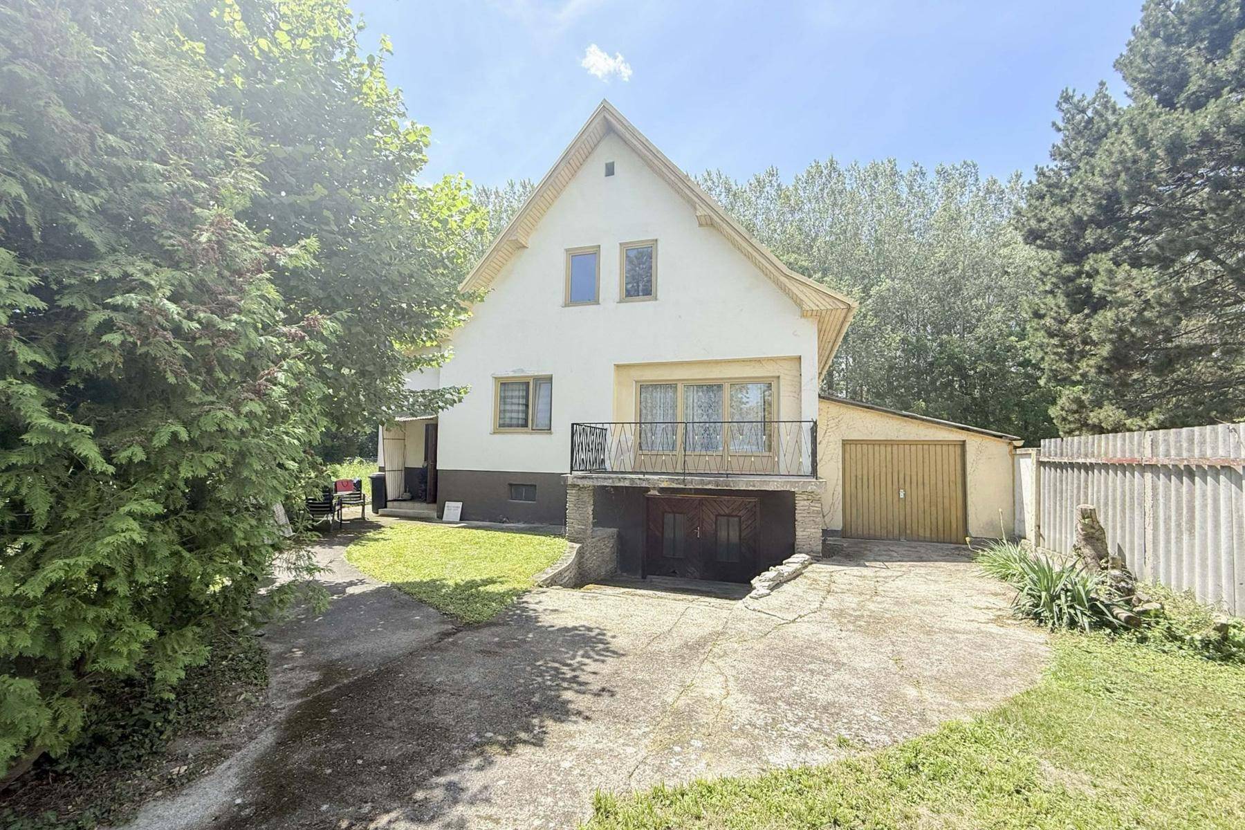 Einfamilienhaus mit großem Garten, Garage und Ausbaupotenzial - Ansicht 2