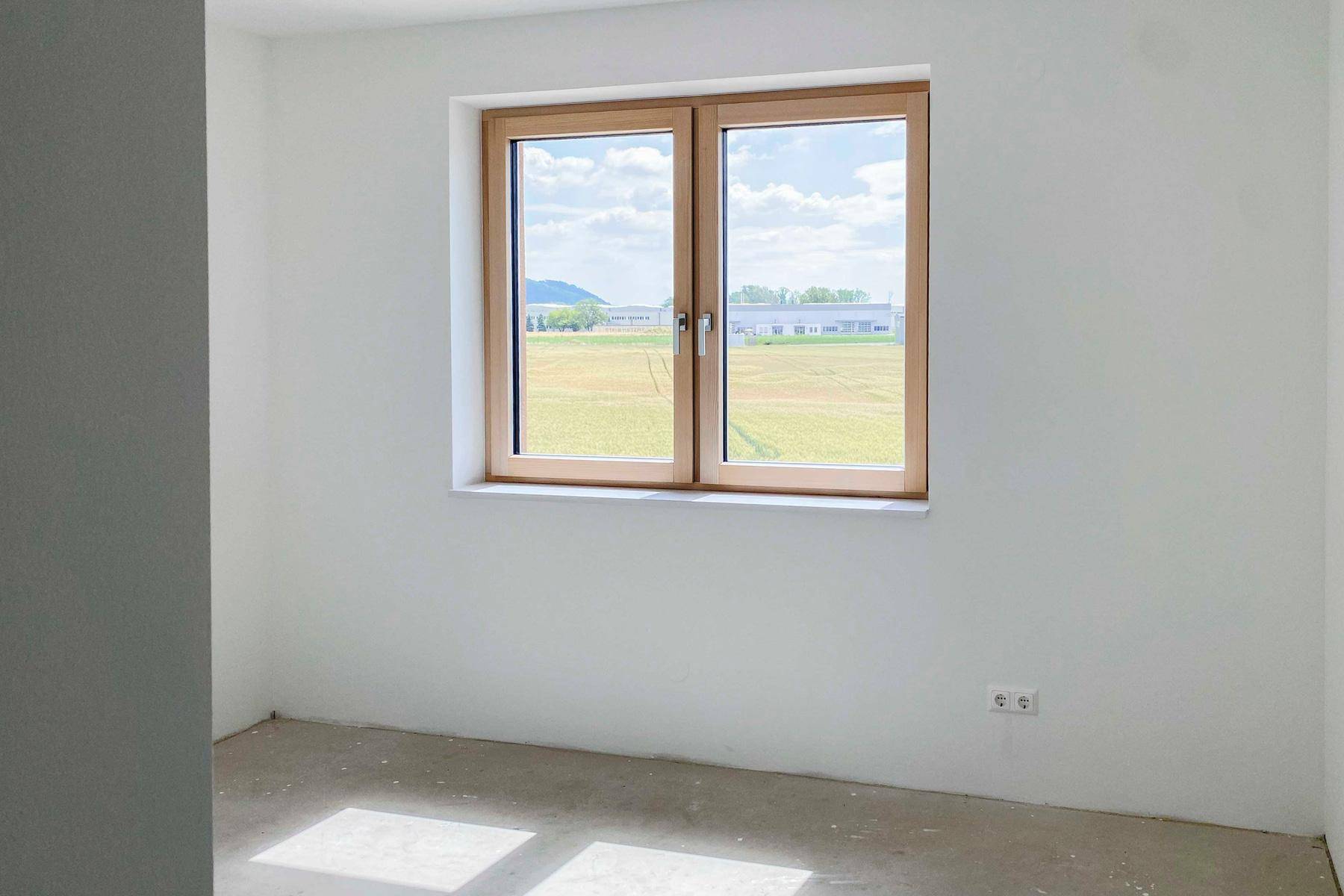 Unfertiges Schlafzimmer mit weitem Ausblick über Felder und die Landschaft.