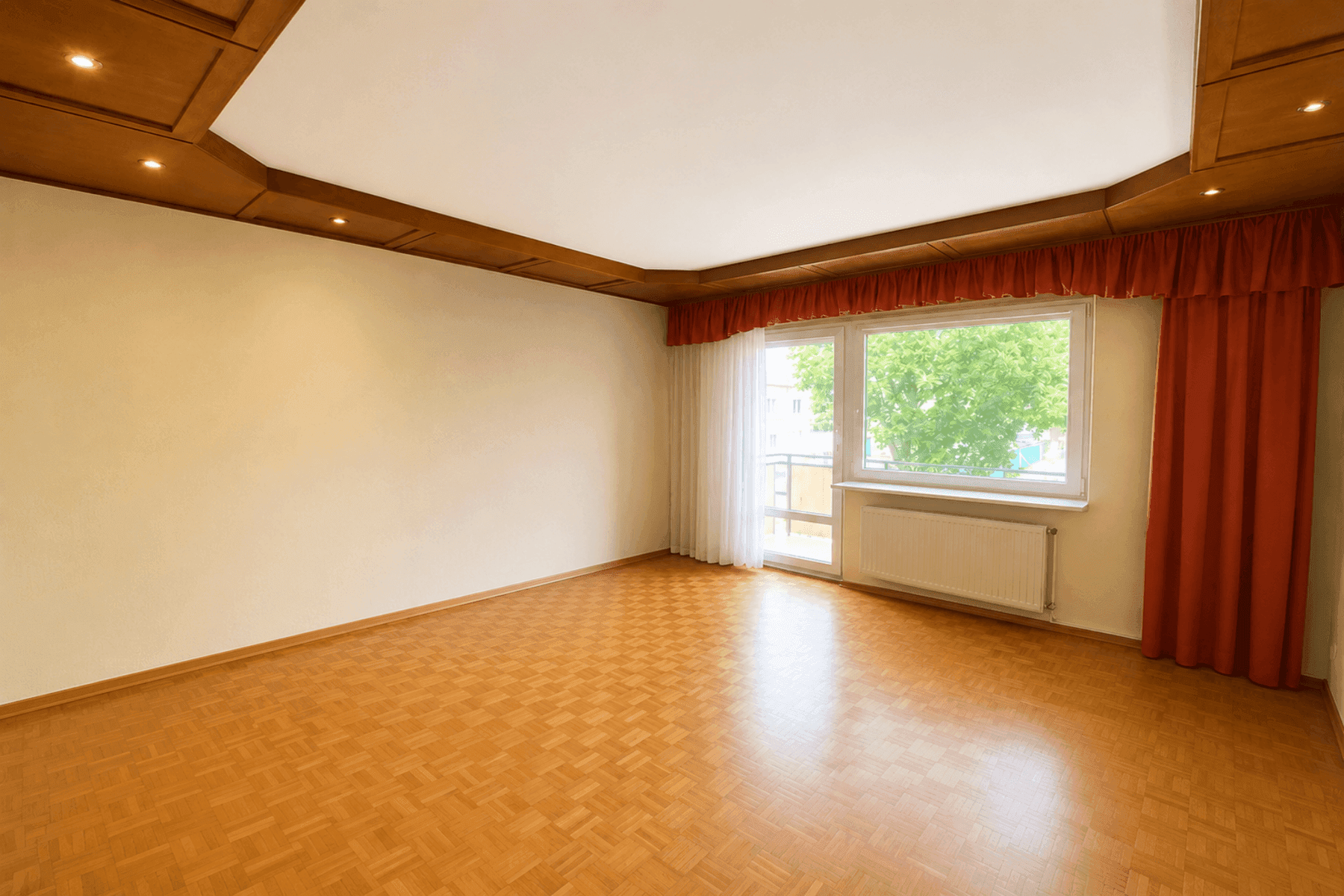 Helles Wohnzimmer mit Parkettboden, Holzdecke und Zugang zu einem kleinen Balkon.